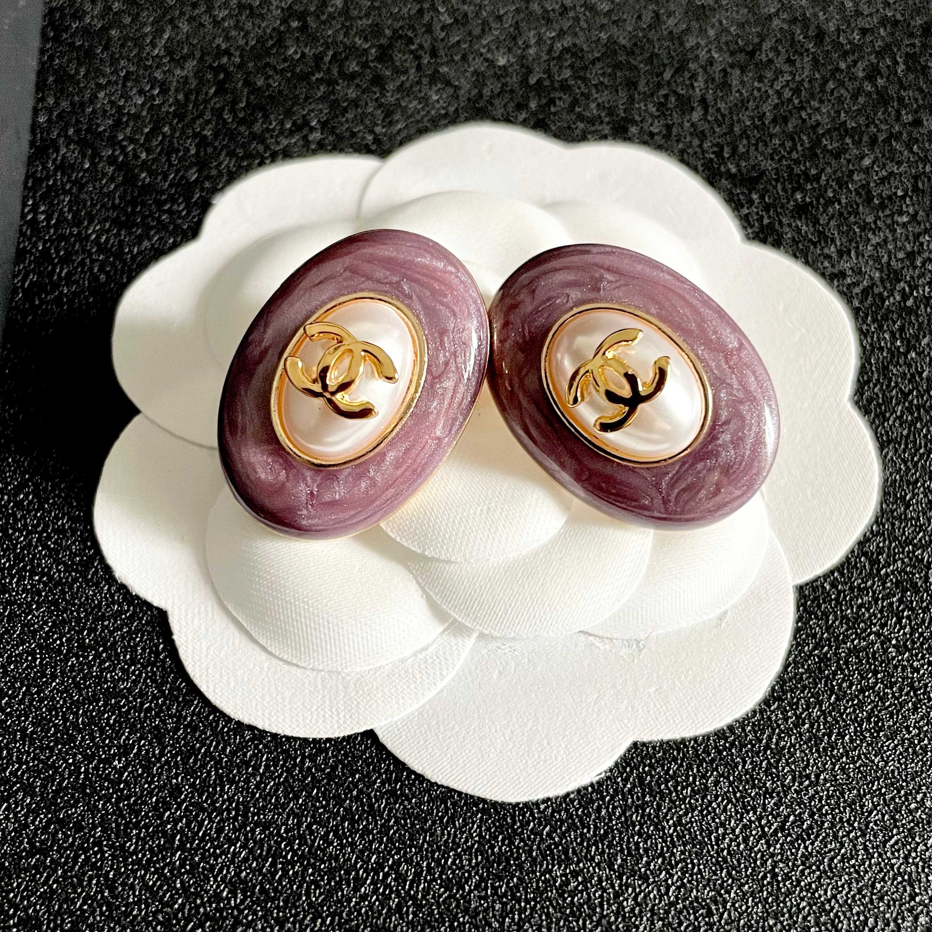 CHANEL 26S DOUBLE C LOGO PURPLE ENAMEL PEARL OVAL STUD EARRINGS IN GOLD METAL 629154