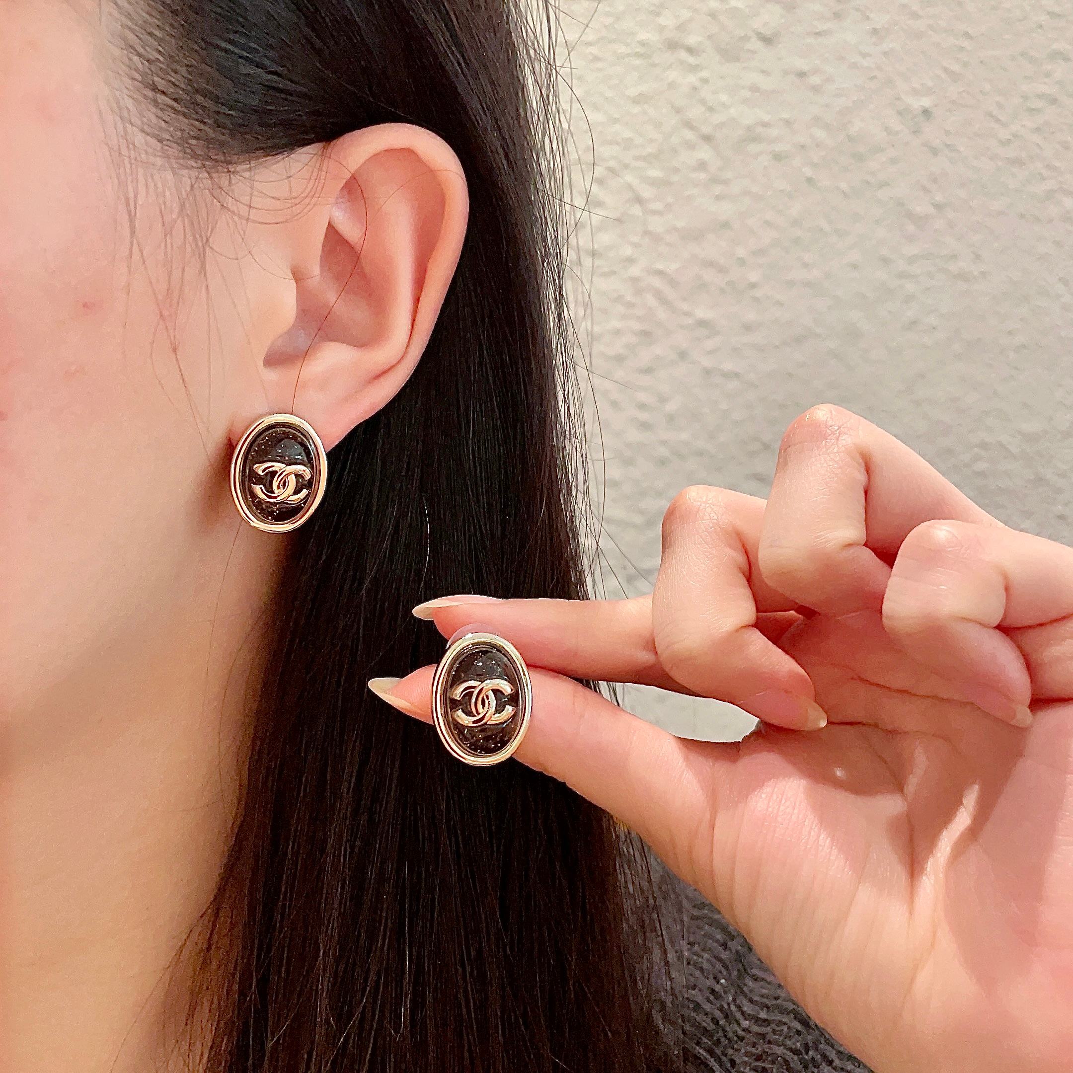 CHANEL 26S DOUBLE C LOGO BLACK ENAMEL OVAL STUD EARRINGS IN GOLD METAL 629155