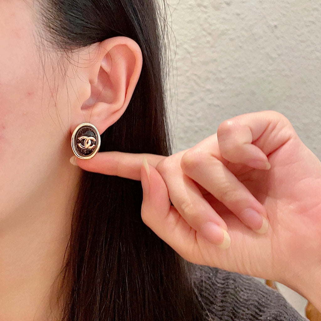 CHANEL 26S DOUBLE C LOGO BLACK ENAMEL OVAL STUD EARRINGS IN GOLD METAL 629155