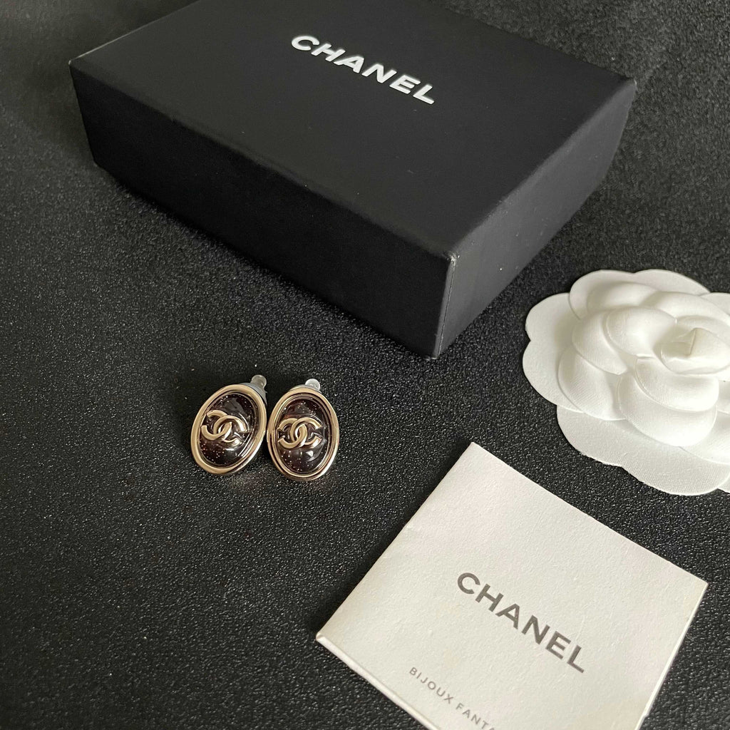 CHANEL 26S DOUBLE C LOGO BLACK ENAMEL OVAL STUD EARRINGS IN GOLD METAL 629155