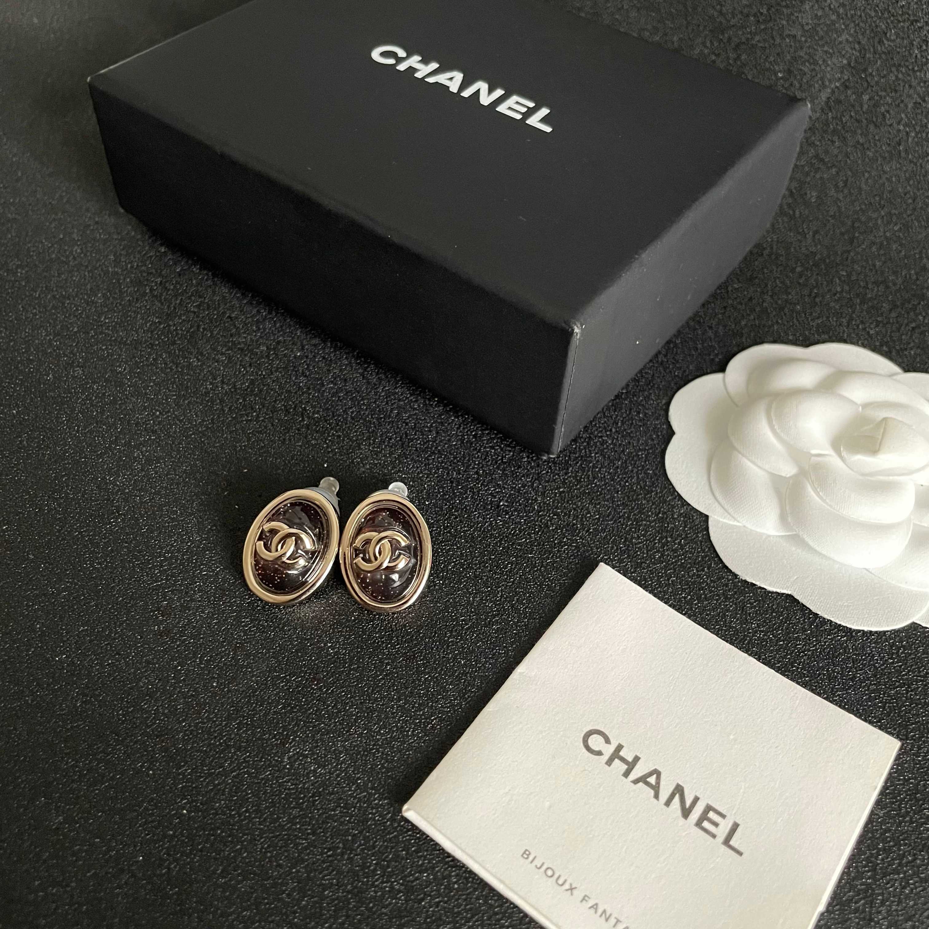 CHANEL 26S DOUBLE C LOGO BLACK ENAMEL OVAL STUD EARRINGS IN GOLD METAL 629155
