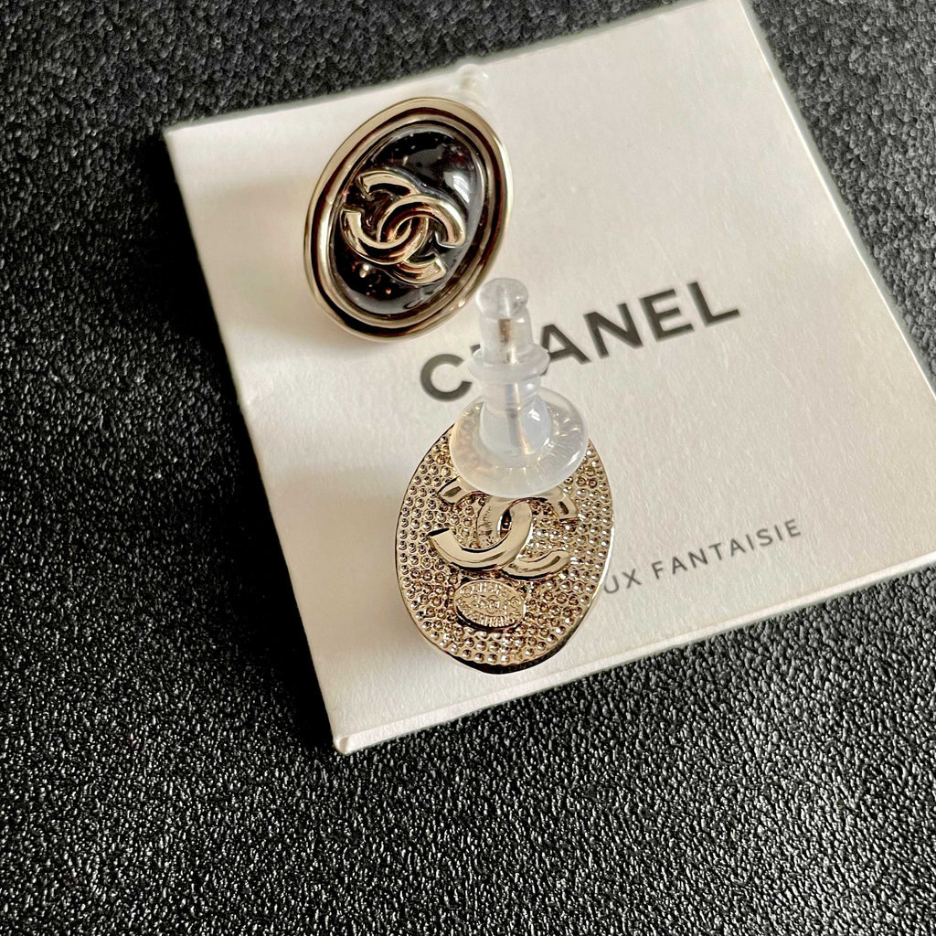 CHANEL 26S DOUBLE C LOGO BLACK ENAMEL OVAL STUD EARRINGS IN GOLD METAL 629155