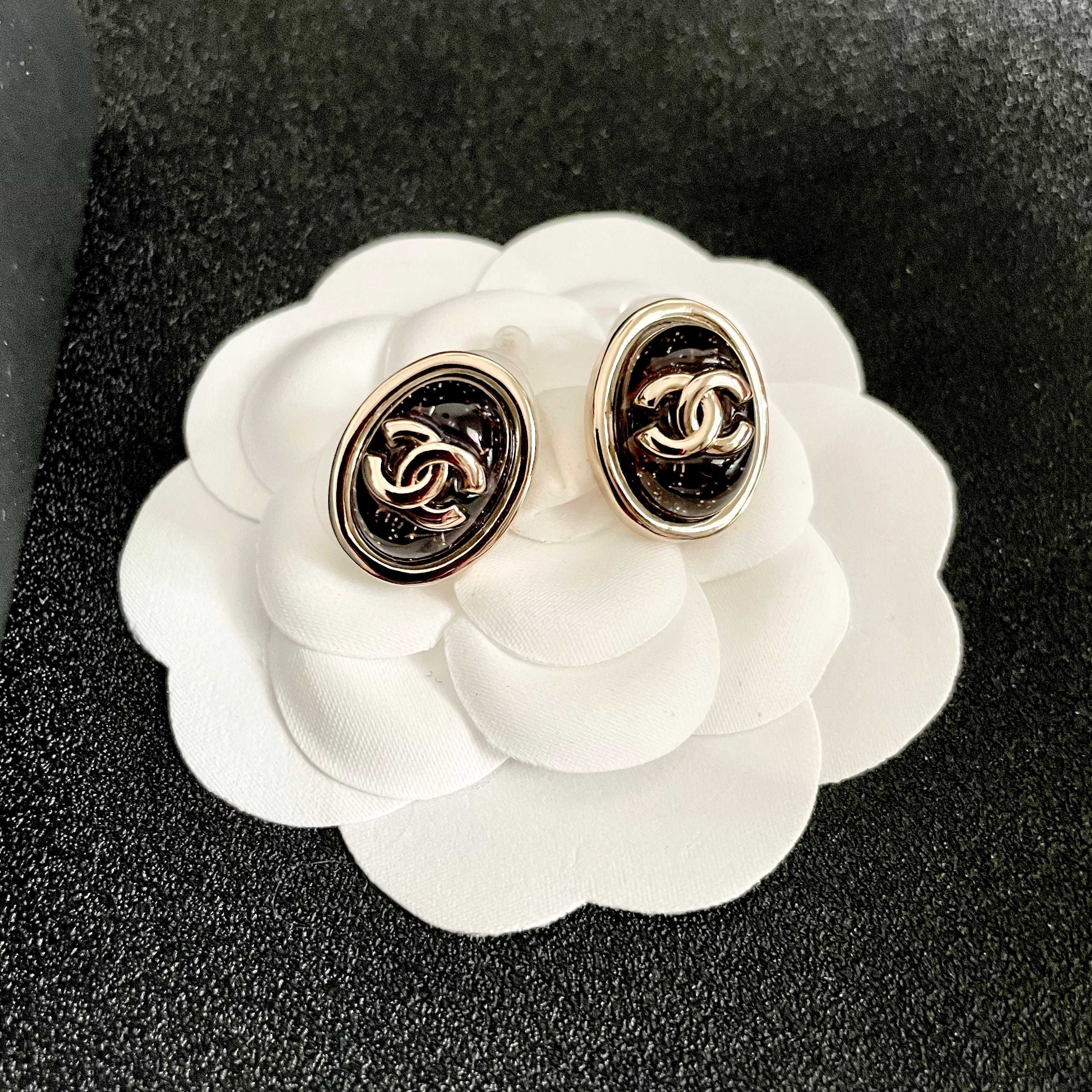 CHANEL 26S DOUBLE C LOGO BLACK ENAMEL OVAL STUD EARRINGS IN GOLD METAL 629155