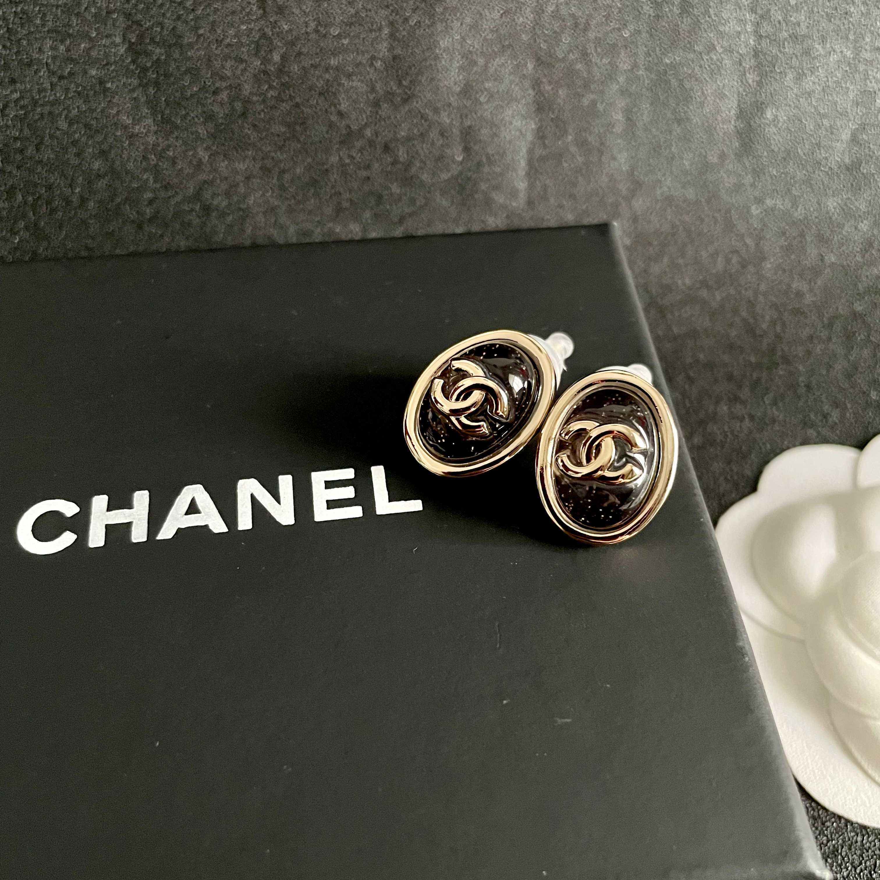 CHANEL 26S DOUBLE C LOGO BLACK ENAMEL OVAL STUD EARRINGS IN GOLD METAL 629155
