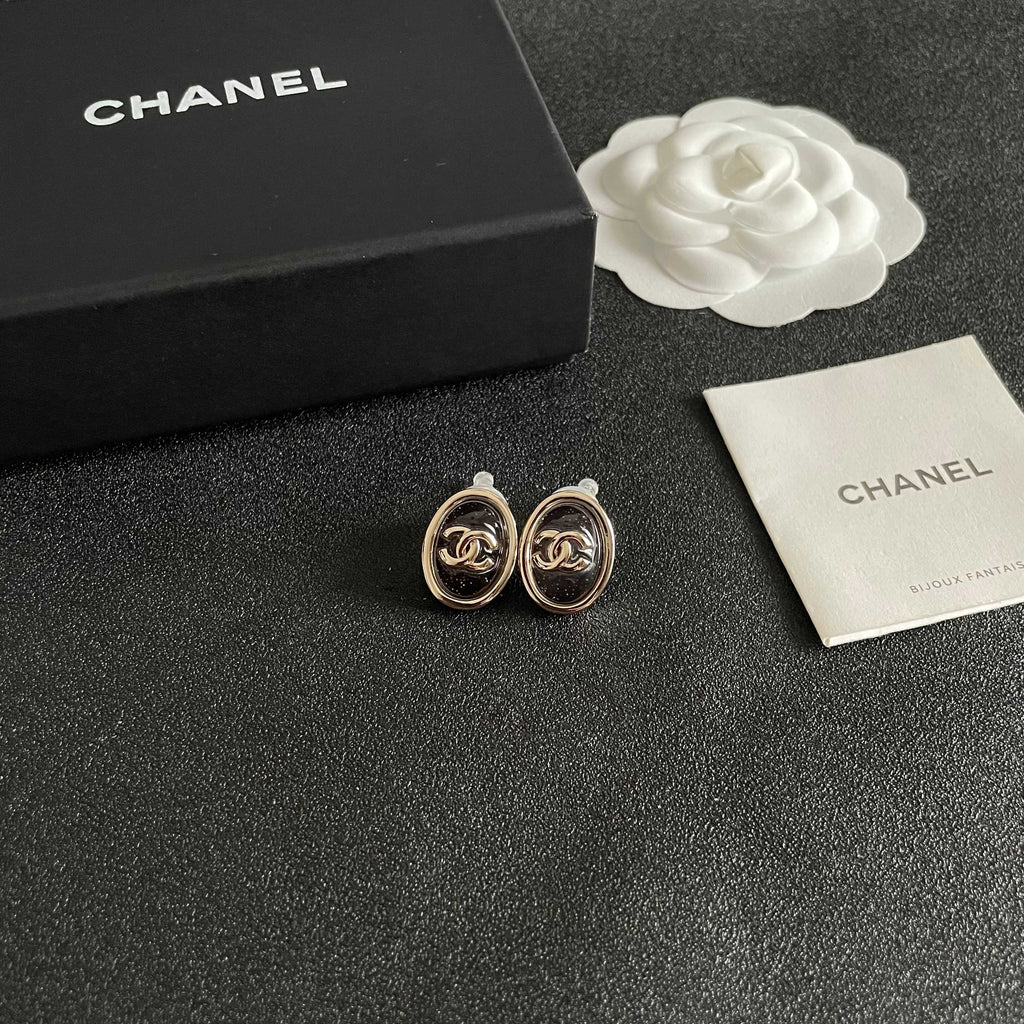 CHANEL 26S DOUBLE C LOGO BLACK ENAMEL OVAL STUD EARRINGS IN GOLD METAL 629155