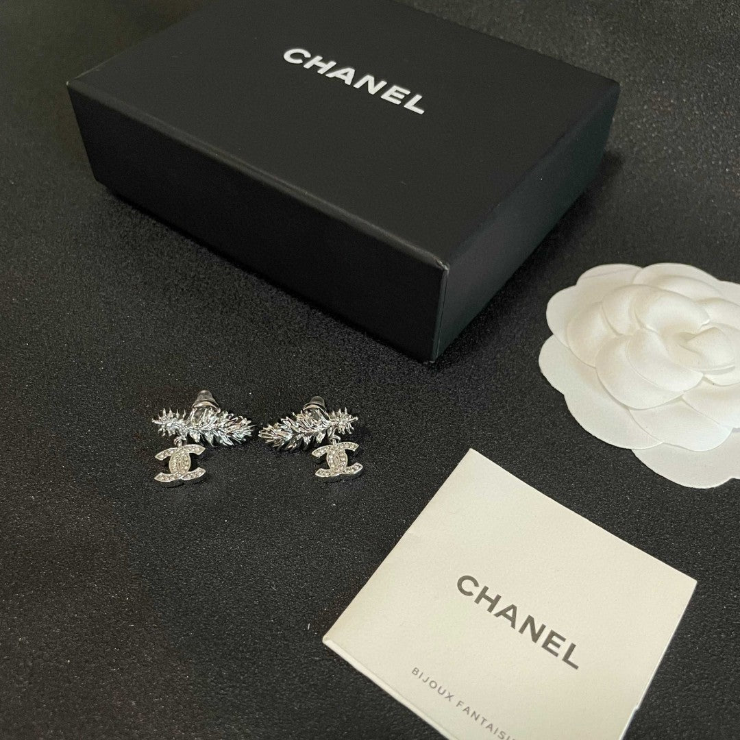 CHANEL 26S DOUBLE C LOGO CRYSTAL LEAF DROP STUD EARRINGS IN SILVER METAL 629156