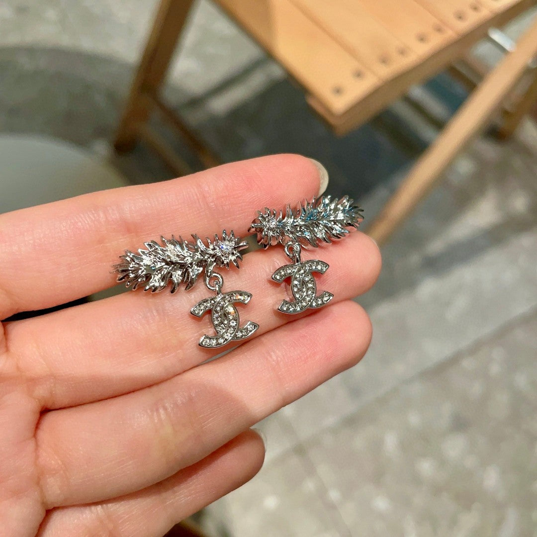 CHANEL 26S DOUBLE C LOGO CRYSTAL LEAF DROP STUD EARRINGS IN SILVER METAL 629156