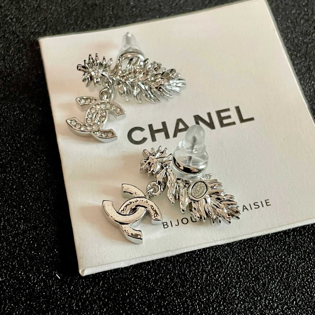CHANEL 26S DOUBLE C LOGO CRYSTAL LEAF DROP STUD EARRINGS IN SILVER METAL 629156