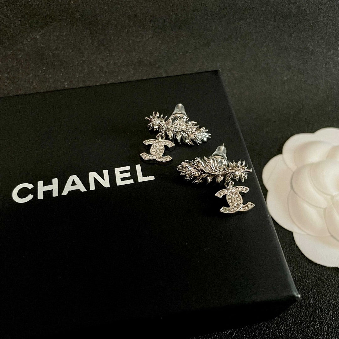 CHANEL 26S DOUBLE C LOGO CRYSTAL LEAF DROP STUD EARRINGS IN SILVER METAL 629156