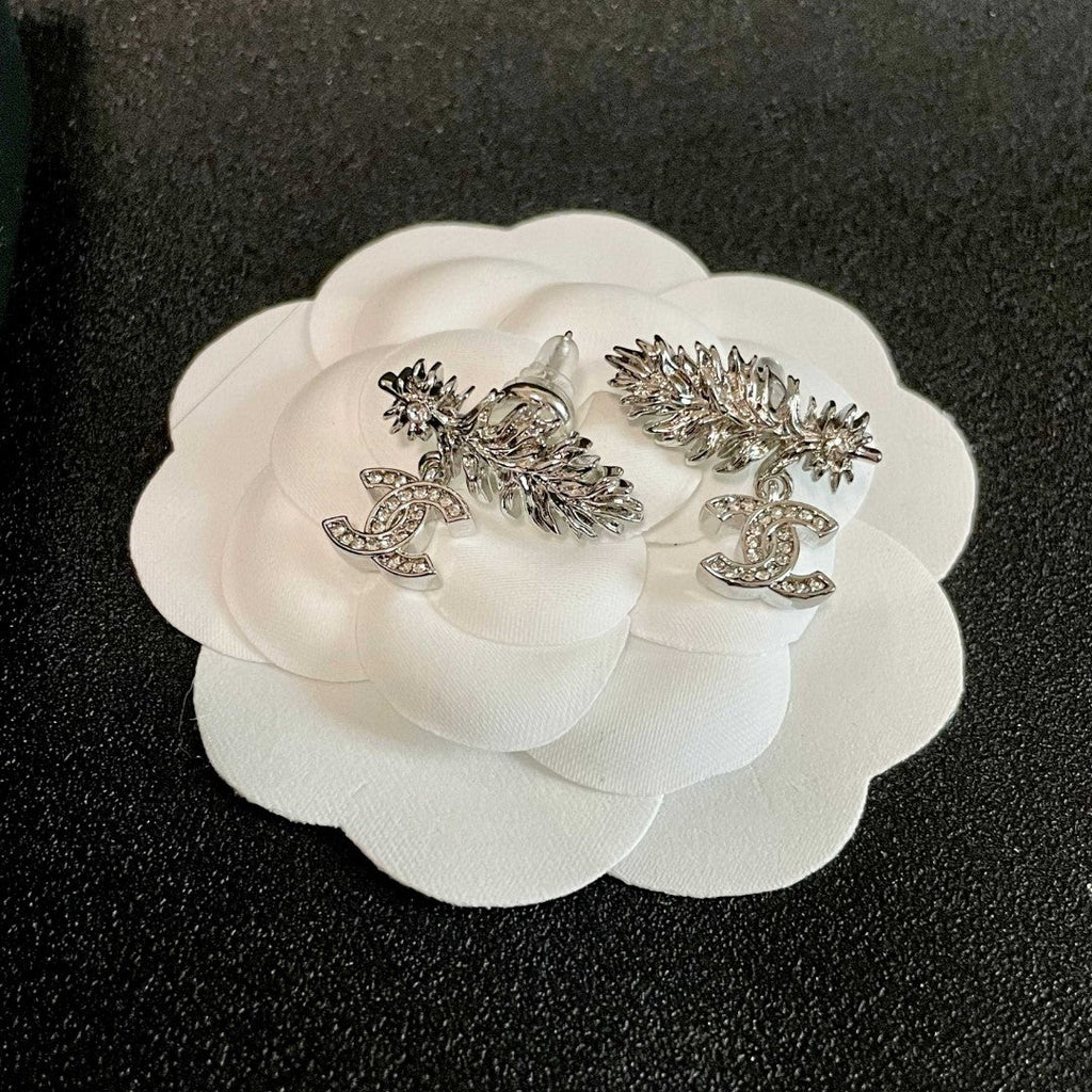 CHANEL 26S DOUBLE C LOGO CRYSTAL LEAF DROP STUD EARRINGS IN SILVER METAL 629156
