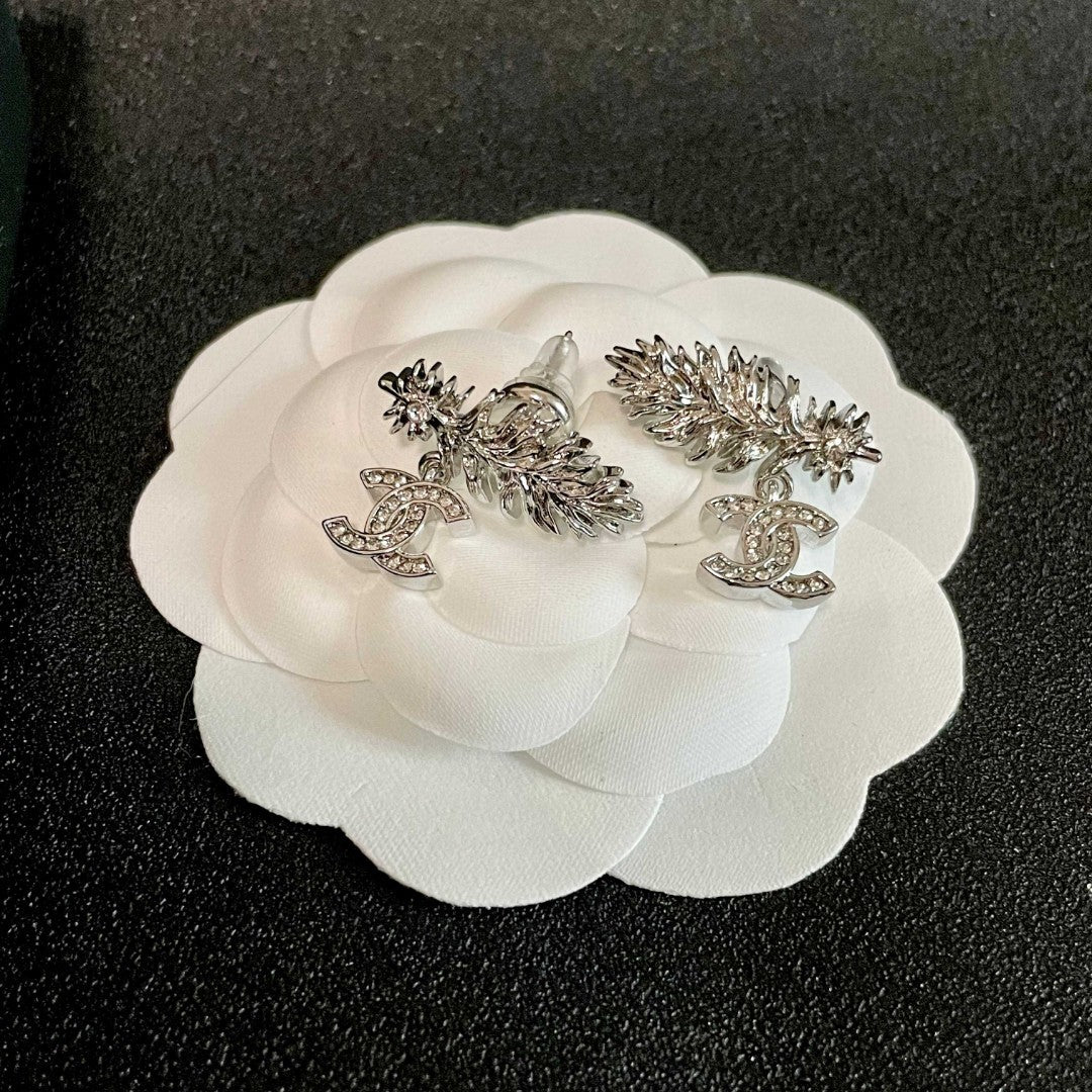 CHANEL 26S DOUBLE C LOGO CRYSTAL LEAF DROP STUD EARRINGS IN SILVER METAL 629156