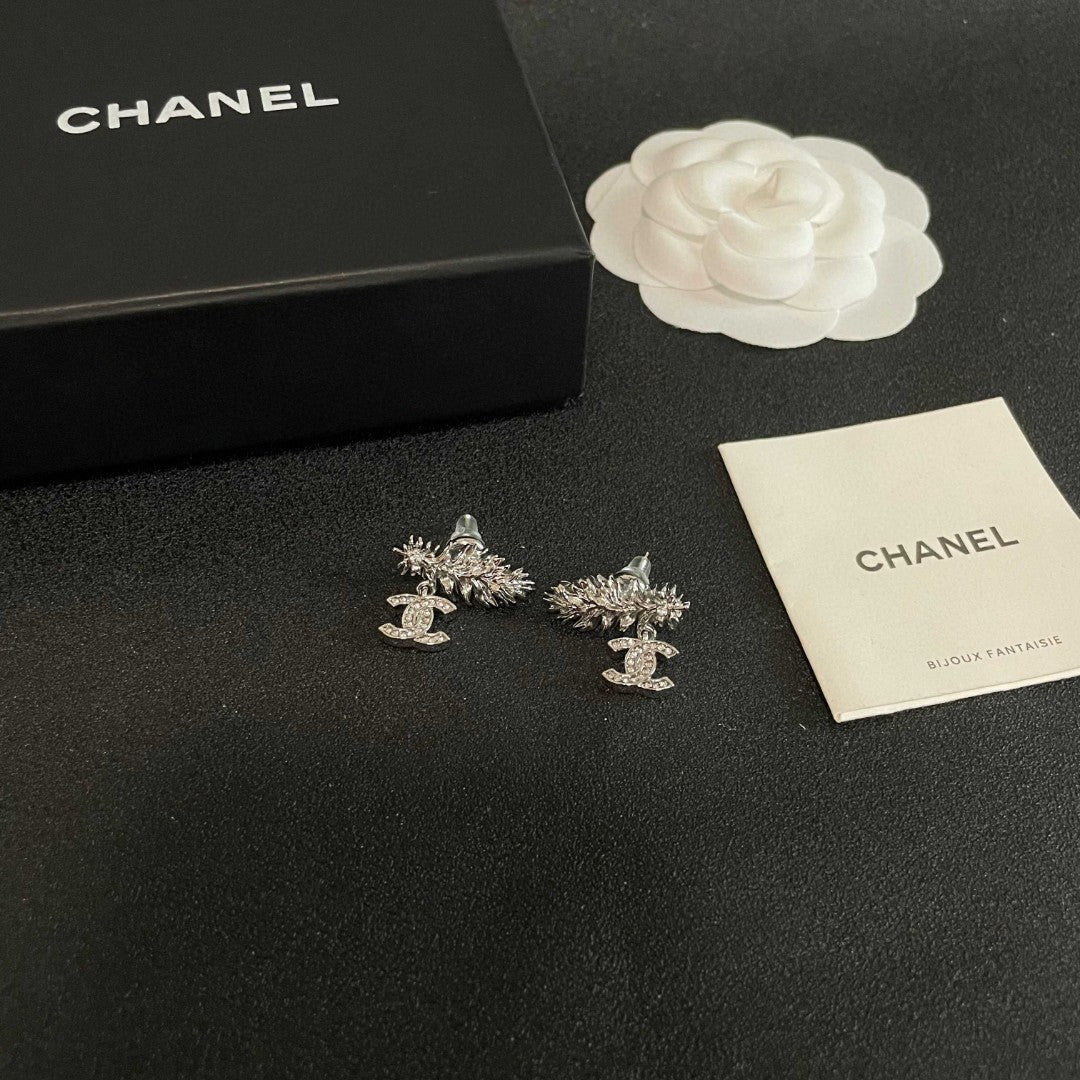 CHANEL 26S DOUBLE C LOGO CRYSTAL LEAF DROP STUD EARRINGS IN SILVER METAL 629156