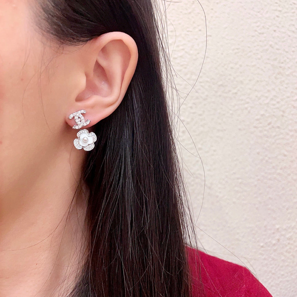 CHANEL 26S DOUBLE C LOGO CRYSTAL FLOWER PEARL STUD EARRINGS IN SILVER METAL 629159