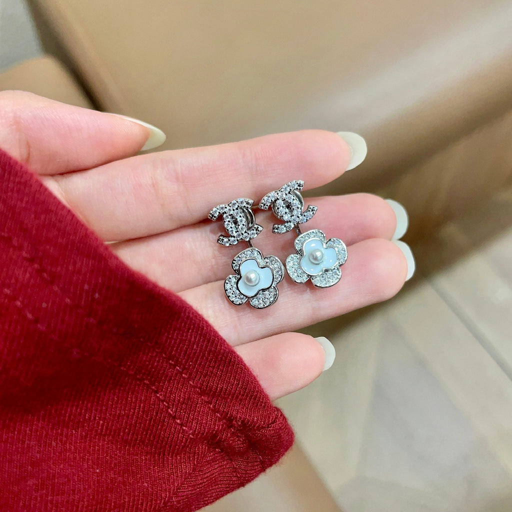 CHANEL 26S DOUBLE C LOGO CRYSTAL FLOWER PEARL STUD EARRINGS IN SILVER METAL 629159
