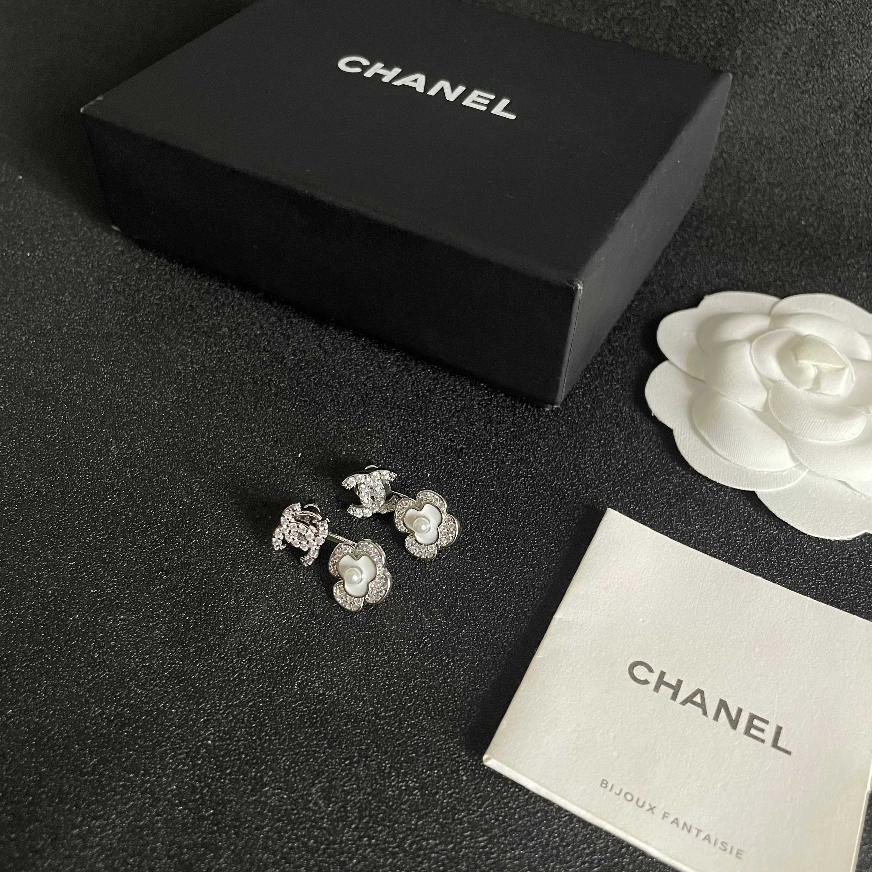 CHANEL 26S DOUBLE C LOGO CRYSTAL FLOWER PEARL STUD EARRINGS IN SILVER METAL 629159