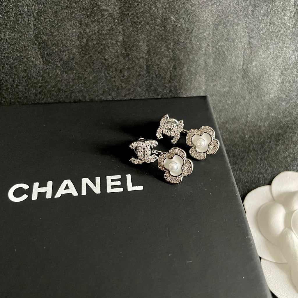 CHANEL 26S DOUBLE C LOGO CRYSTAL FLOWER PEARL STUD EARRINGS IN SILVER METAL 629159