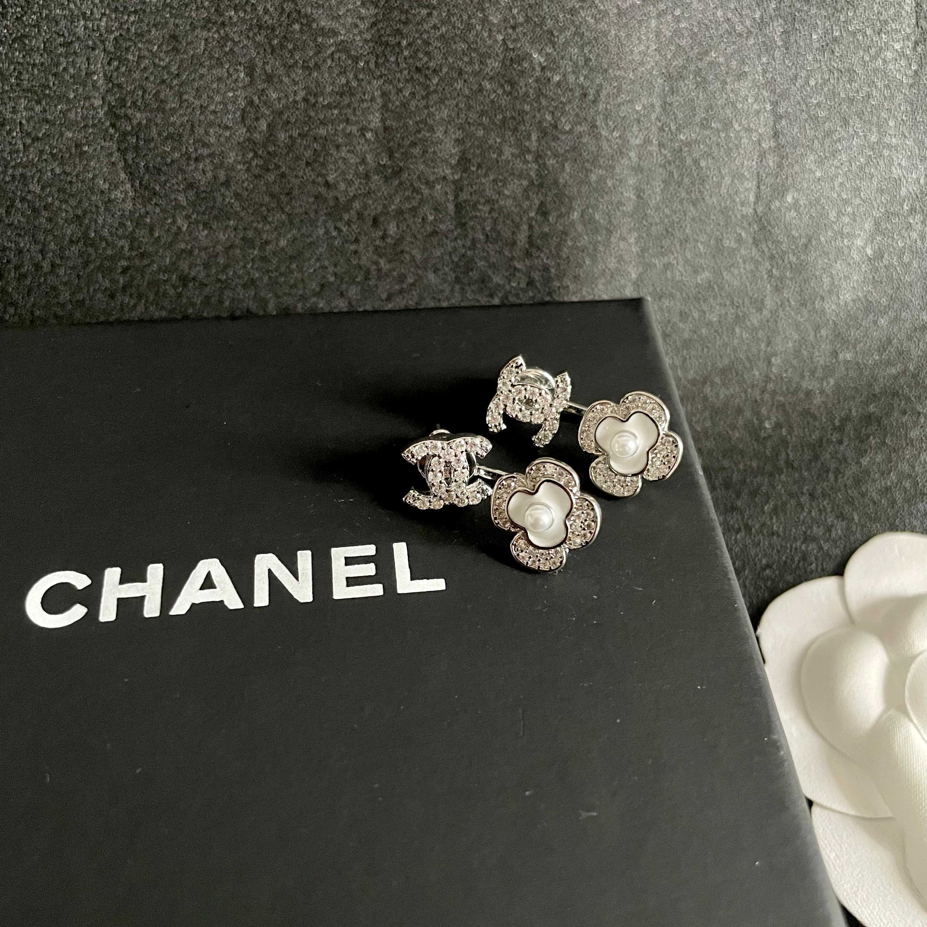 CHANEL 26S DOUBLE C LOGO CRYSTAL FLOWER PEARL STUD EARRINGS IN SILVER METAL 629159