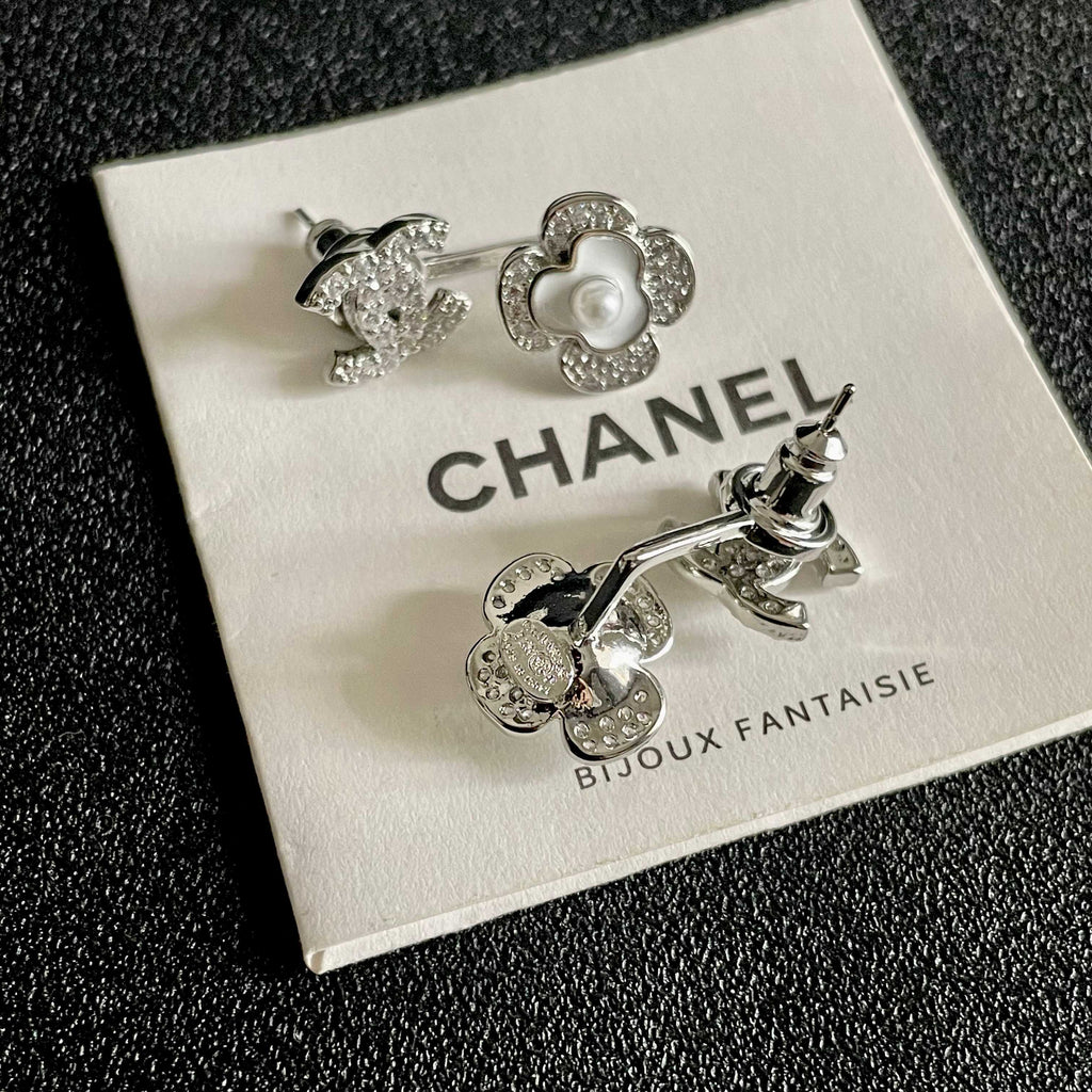 CHANEL 26S DOUBLE C LOGO CRYSTAL FLOWER PEARL STUD EARRINGS IN SILVER METAL 629159