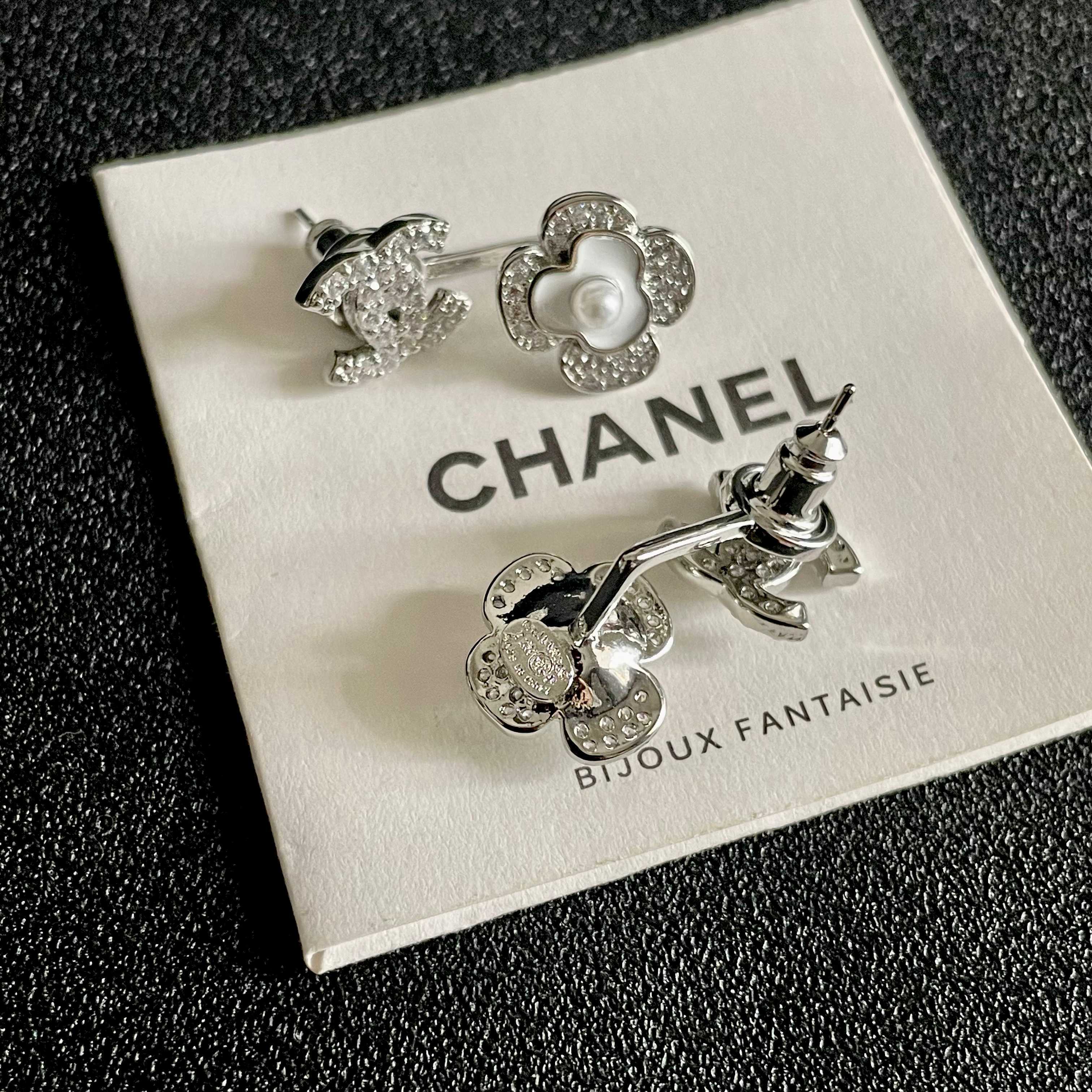 CHANEL 26S DOUBLE C LOGO CRYSTAL FLOWER PEARL STUD EARRINGS IN SILVER METAL 629159
