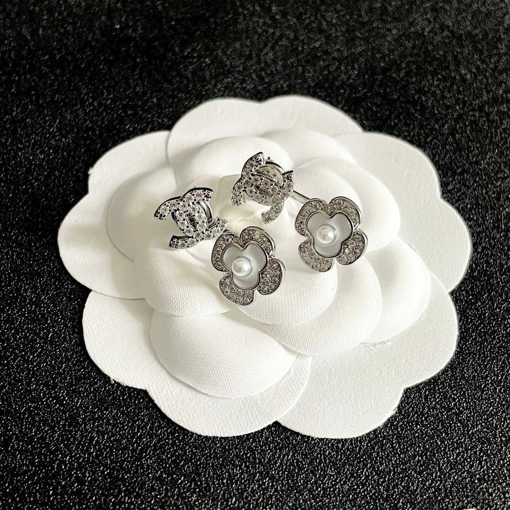 CHANEL 26S DOUBLE C LOGO CRYSTAL FLOWER PEARL STUD EARRINGS IN SILVER METAL 629159