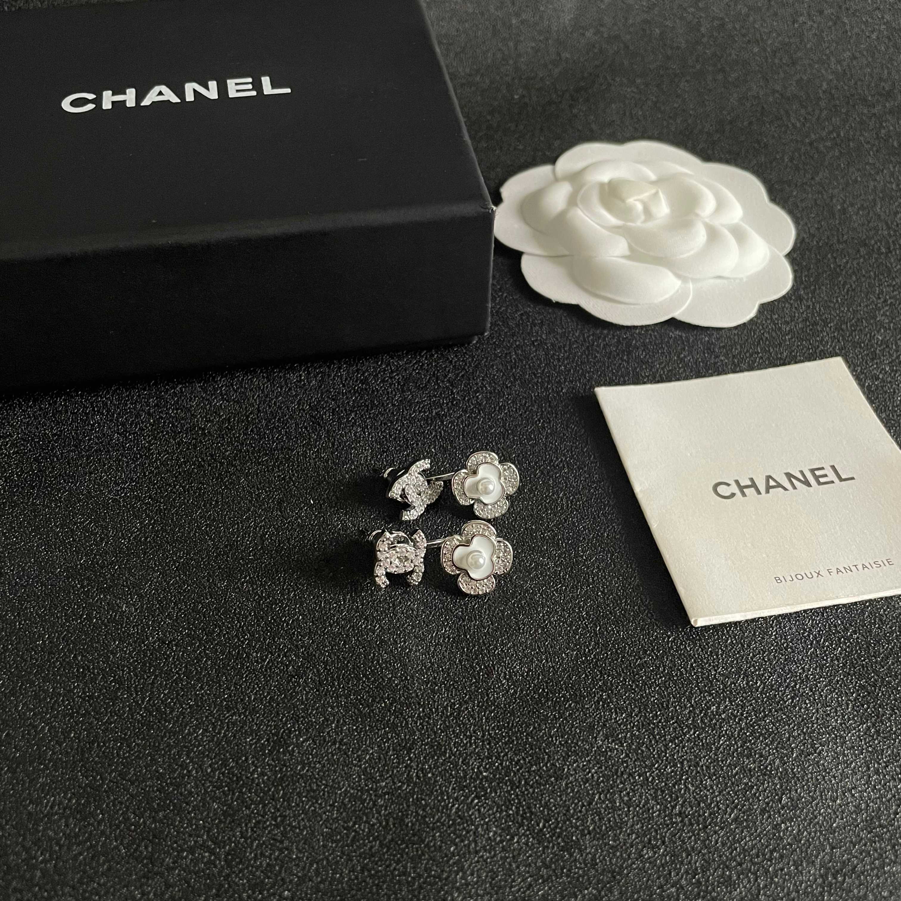 CHANEL 26S DOUBLE C LOGO CRYSTAL FLOWER PEARL STUD EARRINGS IN SILVER METAL 629159