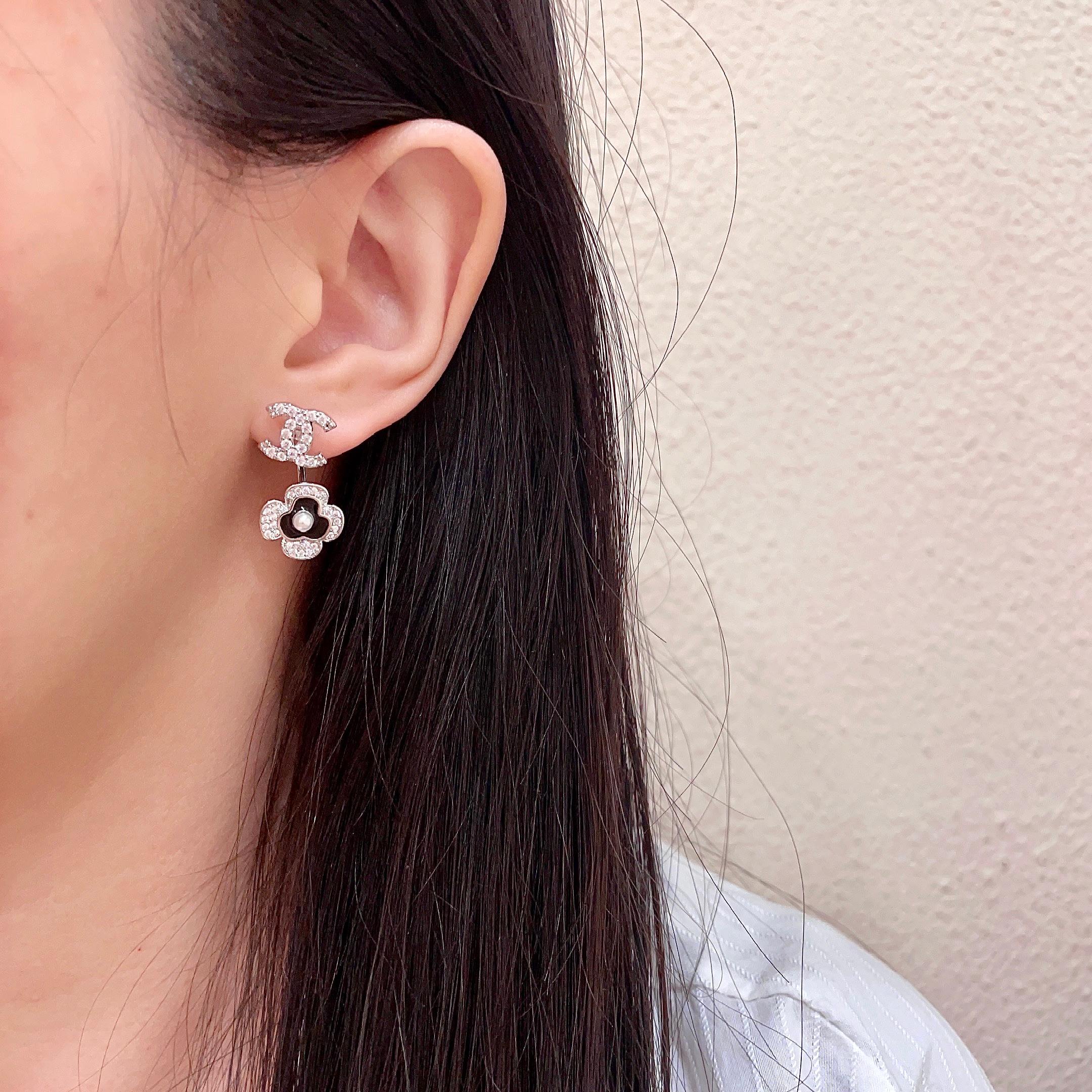 CHANEL 26S DOUBLE C LOGO CRYSTAL CLOVER PEARL STUD EARRINGS IN SILVER TONE 629160