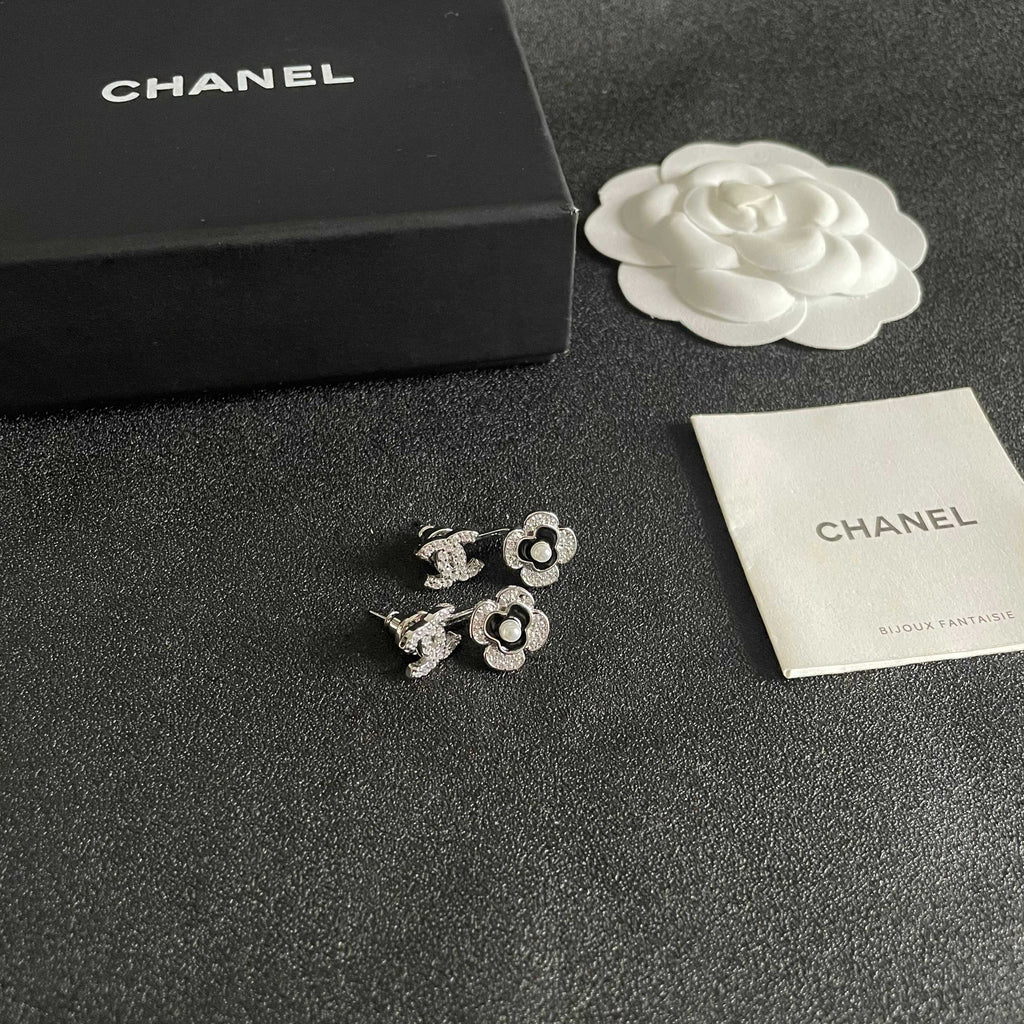 CHANEL 26S DOUBLE C LOGO CRYSTAL CLOVER PEARL STUD EARRINGS IN SILVER TONE 629160
