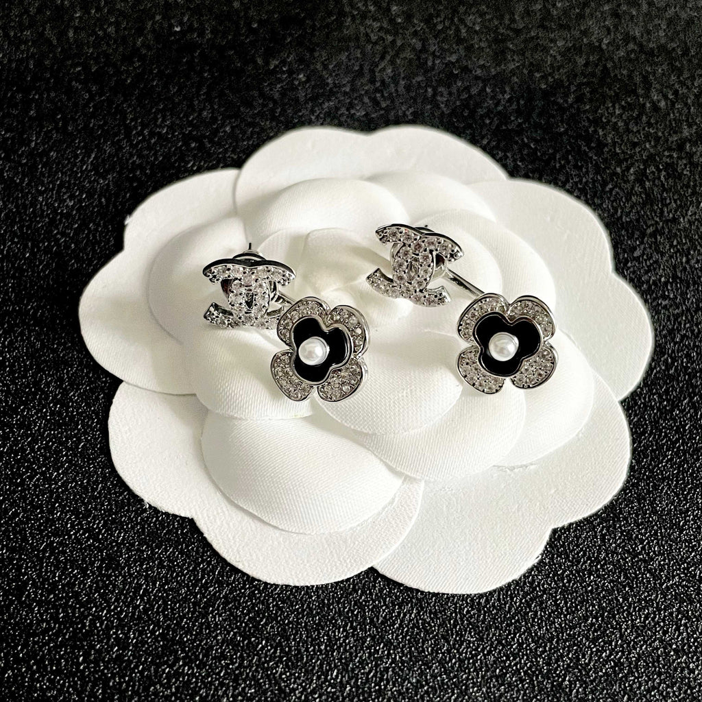 CHANEL 26S DOUBLE C LOGO CRYSTAL CLOVER PEARL STUD EARRINGS IN SILVER TONE 629160