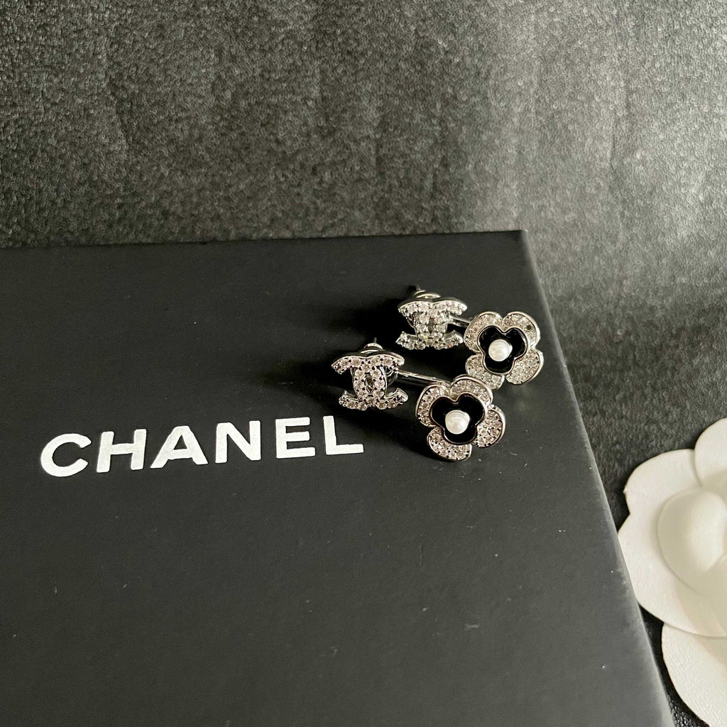 CHANEL 26S DOUBLE C LOGO CRYSTAL CLOVER PEARL STUD EARRINGS IN SILVER TONE 629160