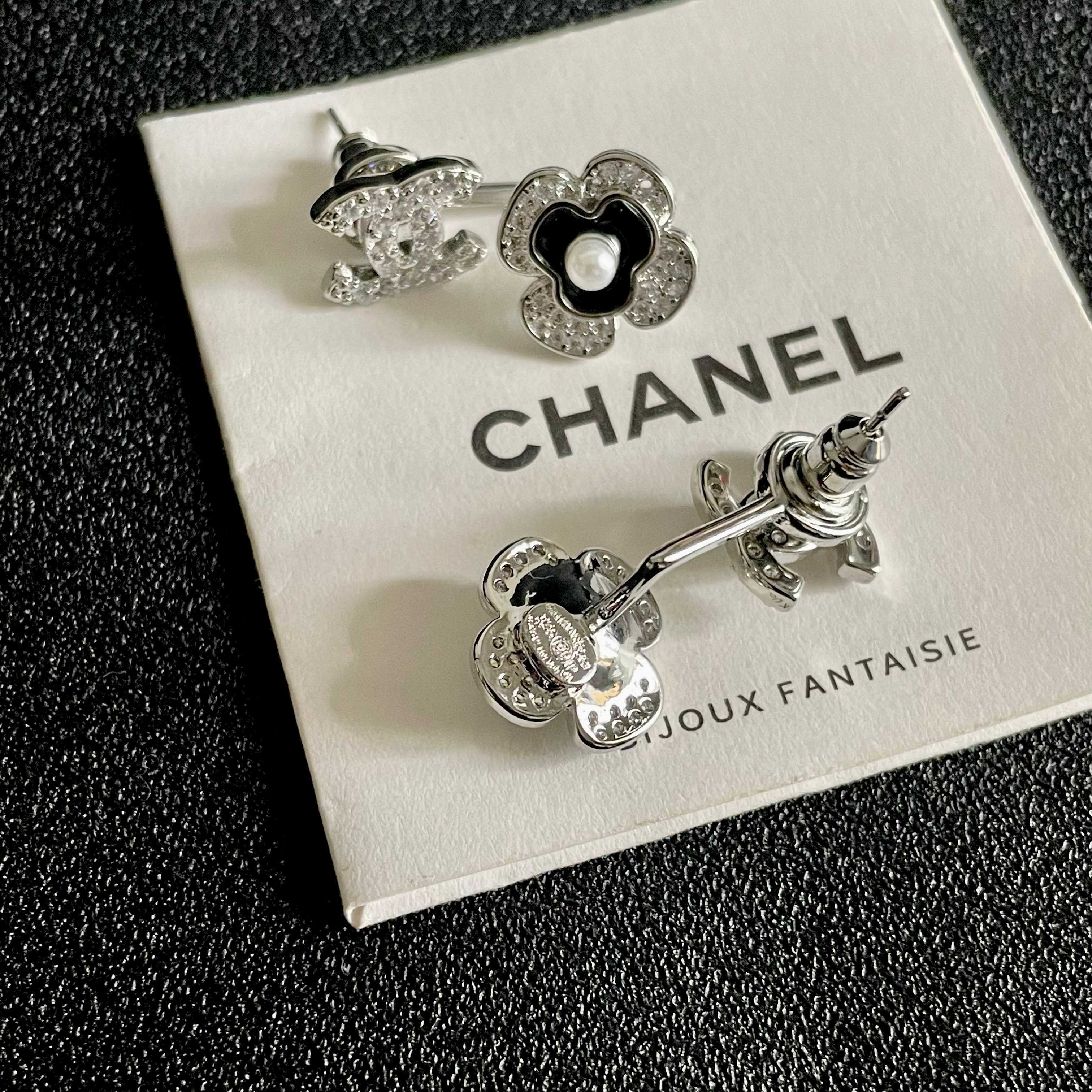 CHANEL 26S DOUBLE C LOGO CRYSTAL CLOVER PEARL STUD EARRINGS IN SILVER TONE 629160