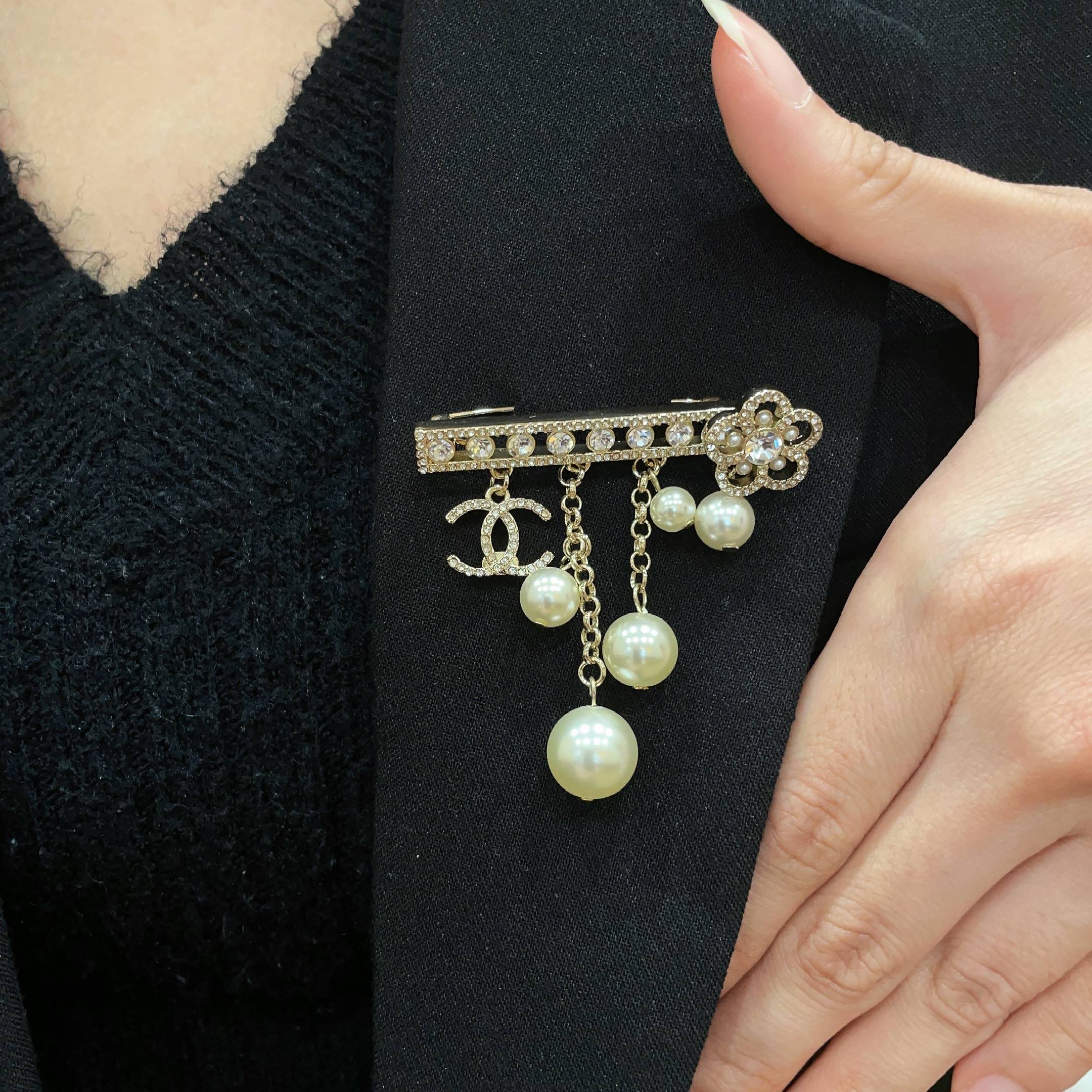 CHANEL 26S DOUBLE C LOGO CRYSTAL BAR PEARL DROP CHAIN BROOCH 629164