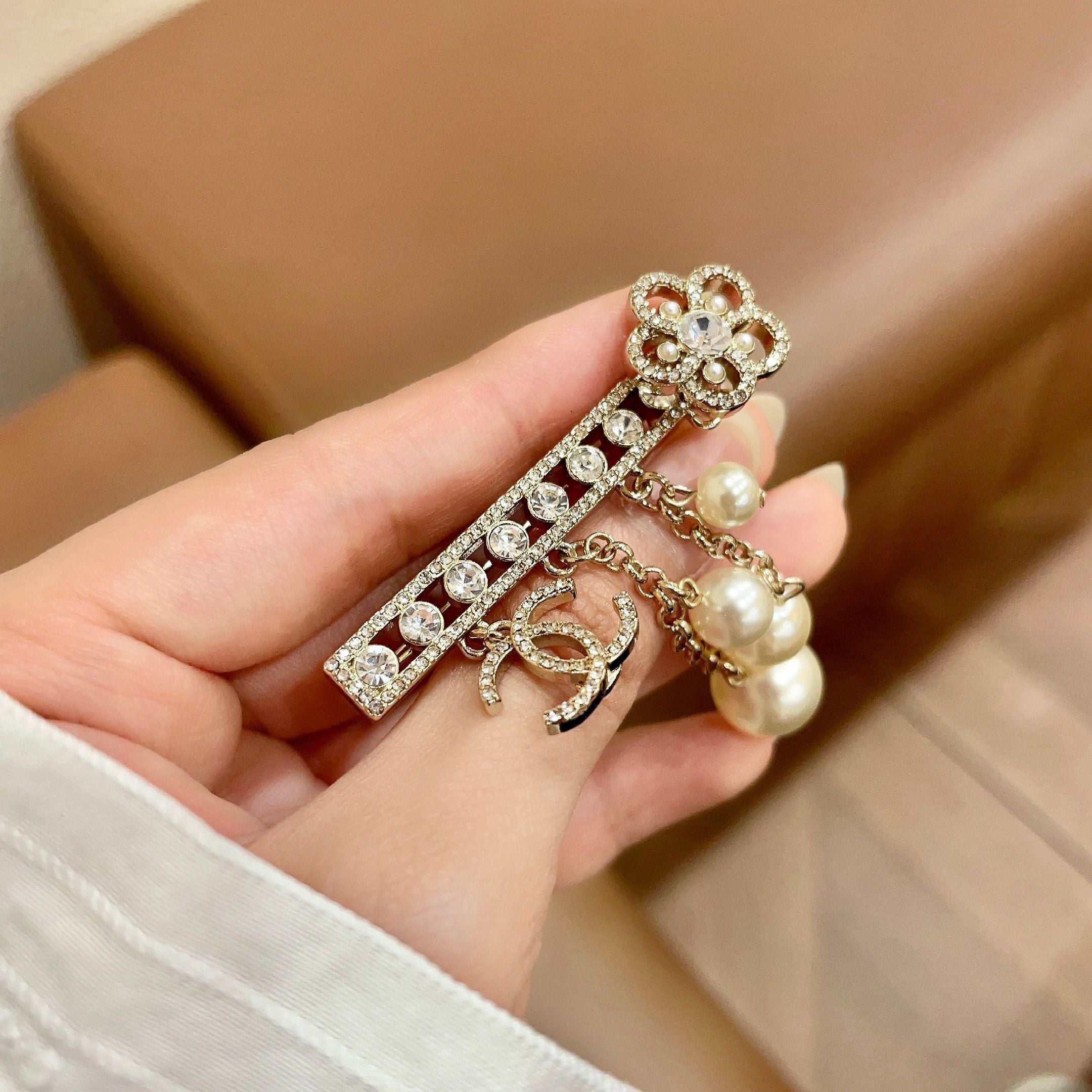 CHANEL 26S DOUBLE C LOGO CRYSTAL BAR PEARL DROP CHAIN BROOCH 629164