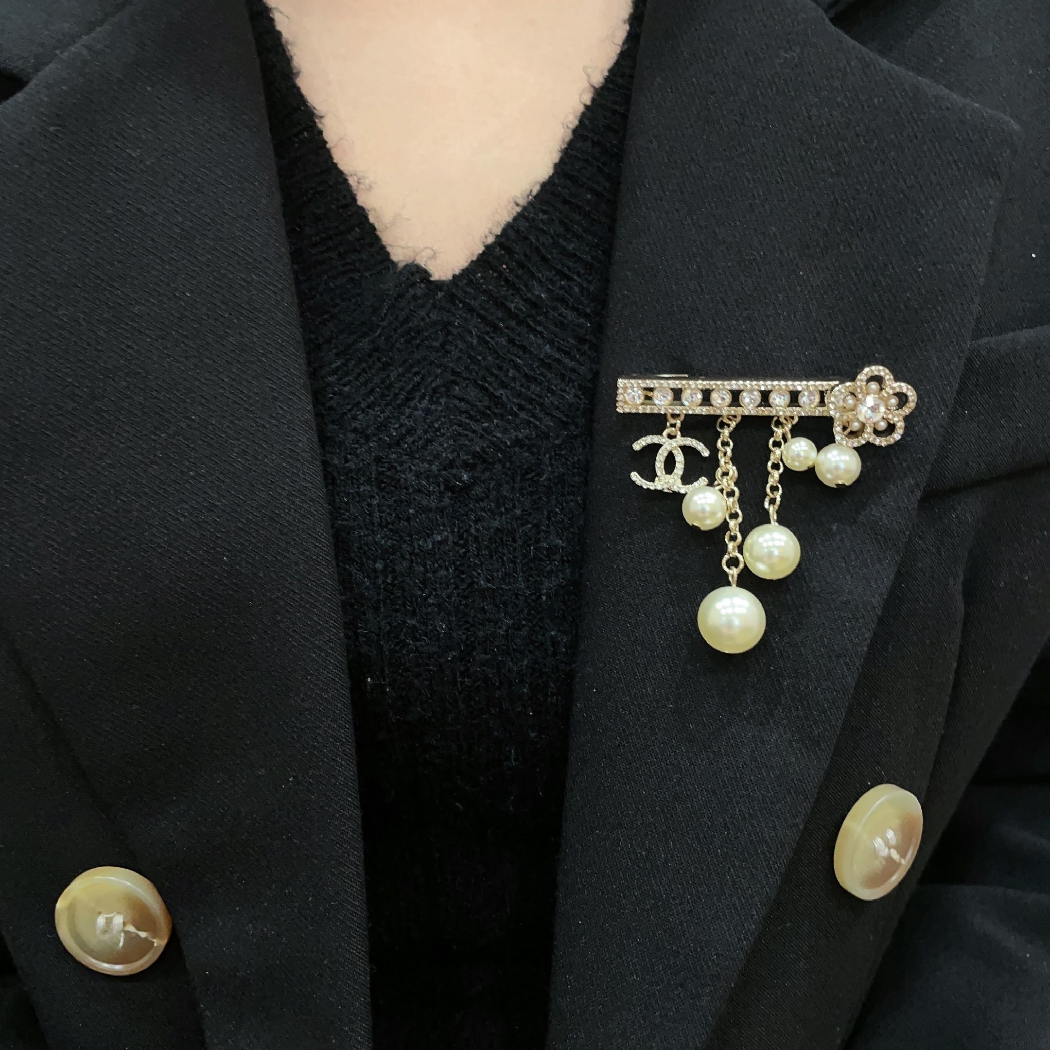 CHANEL 26S DOUBLE C LOGO CRYSTAL BAR PEARL DROP CHAIN BROOCH 629164