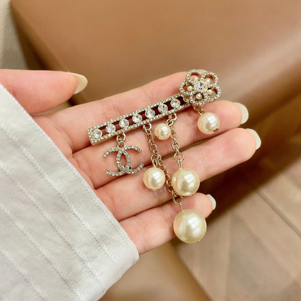 CHANEL 26S DOUBLE C LOGO CRYSTAL BAR PEARL DROP CHAIN BROOCH 629164