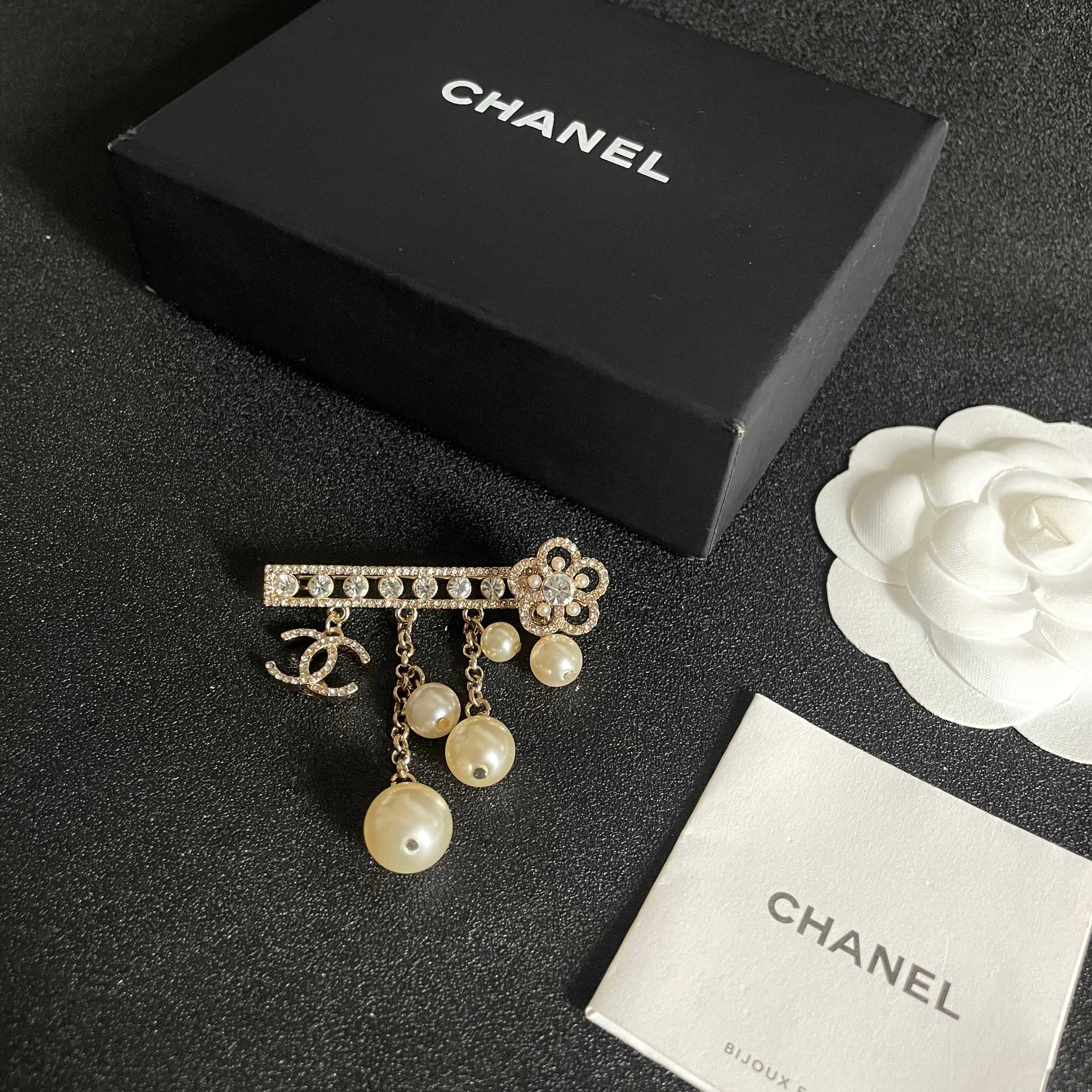CHANEL 26S DOUBLE C LOGO CRYSTAL BAR PEARL DROP CHAIN BROOCH 629164