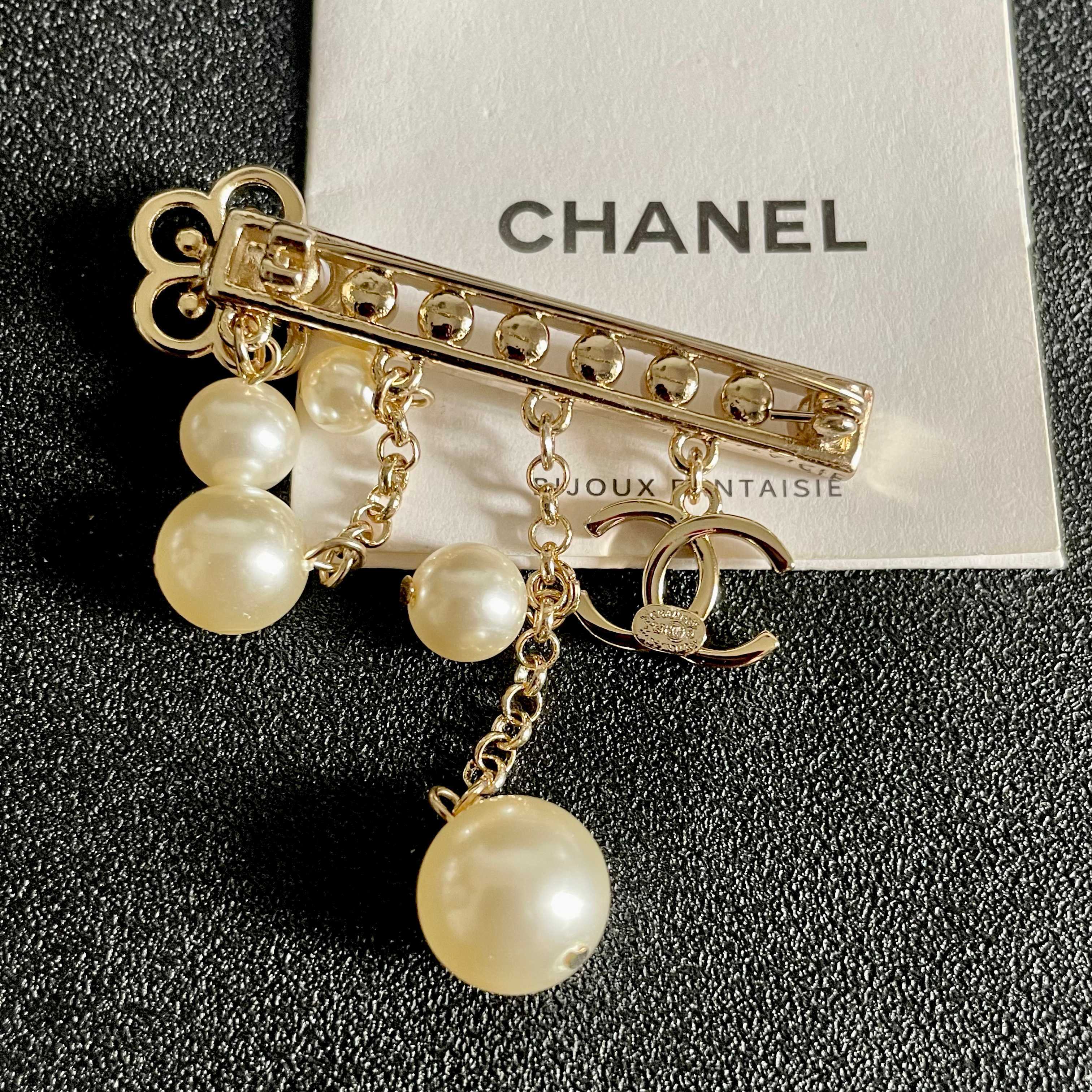 CHANEL 26S DOUBLE C LOGO CRYSTAL BAR PEARL DROP CHAIN BROOCH 629164
