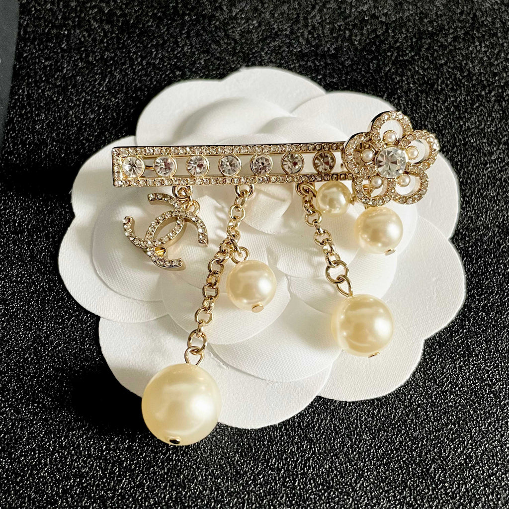 CHANEL 26S DOUBLE C LOGO CRYSTAL BAR PEARL DROP CHAIN BROOCH 629164