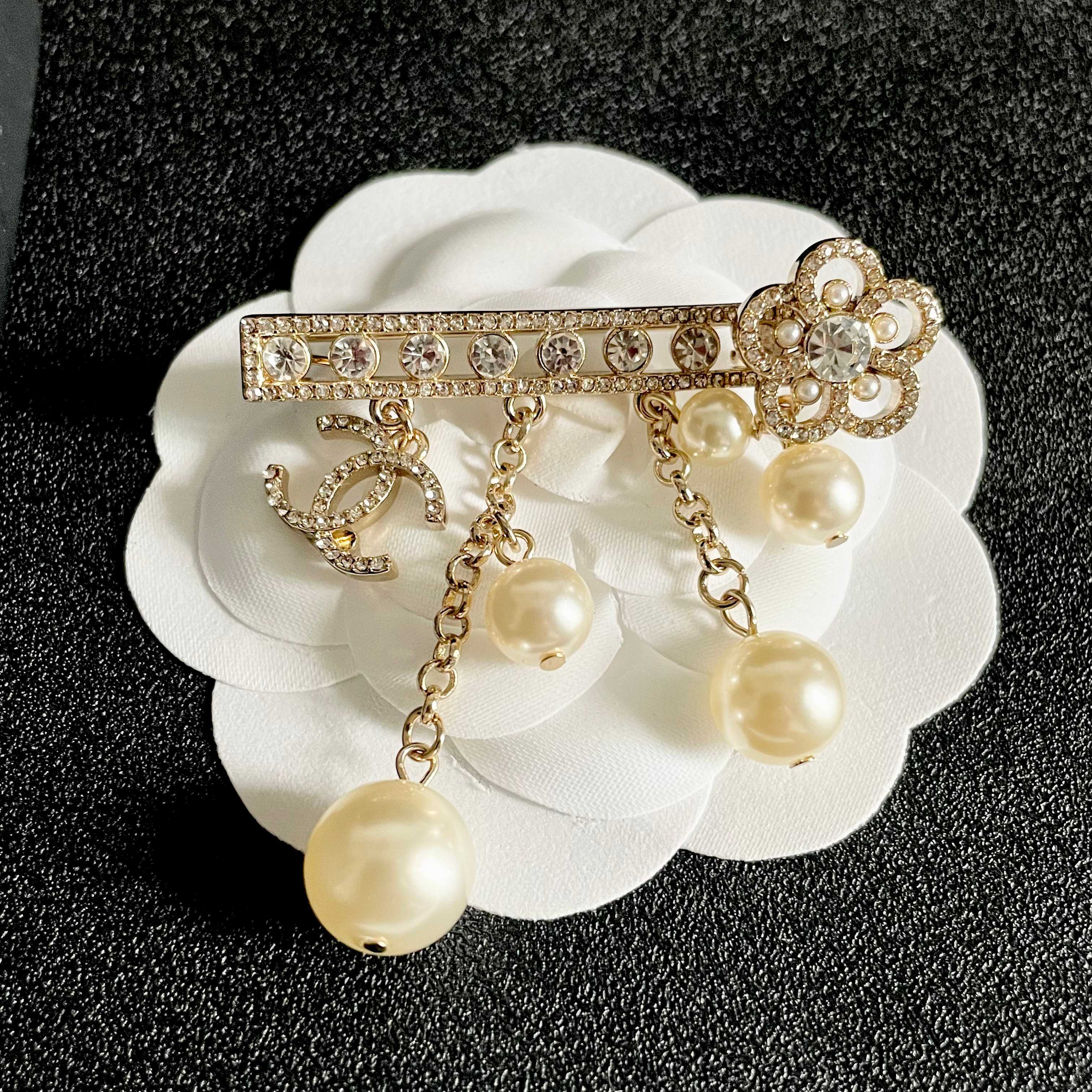 CHANEL 26S DOUBLE C LOGO CRYSTAL BAR PEARL DROP CHAIN BROOCH 629164