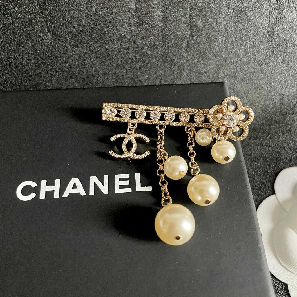 CHANEL 26S DOUBLE C LOGO CRYSTAL BAR PEARL DROP CHAIN BROOCH 629164