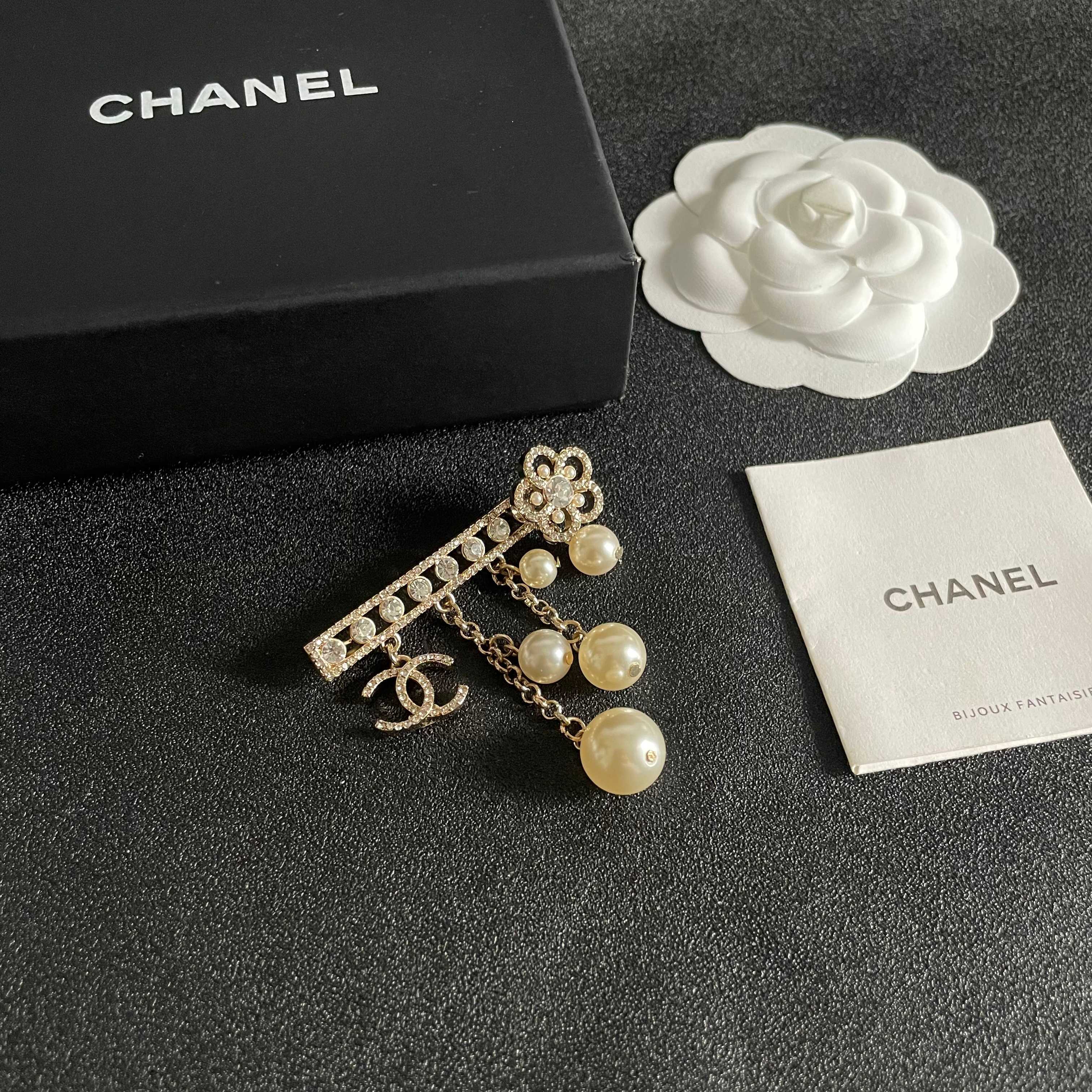 CHANEL 26S DOUBLE C LOGO CRYSTAL BAR PEARL DROP CHAIN BROOCH 629164