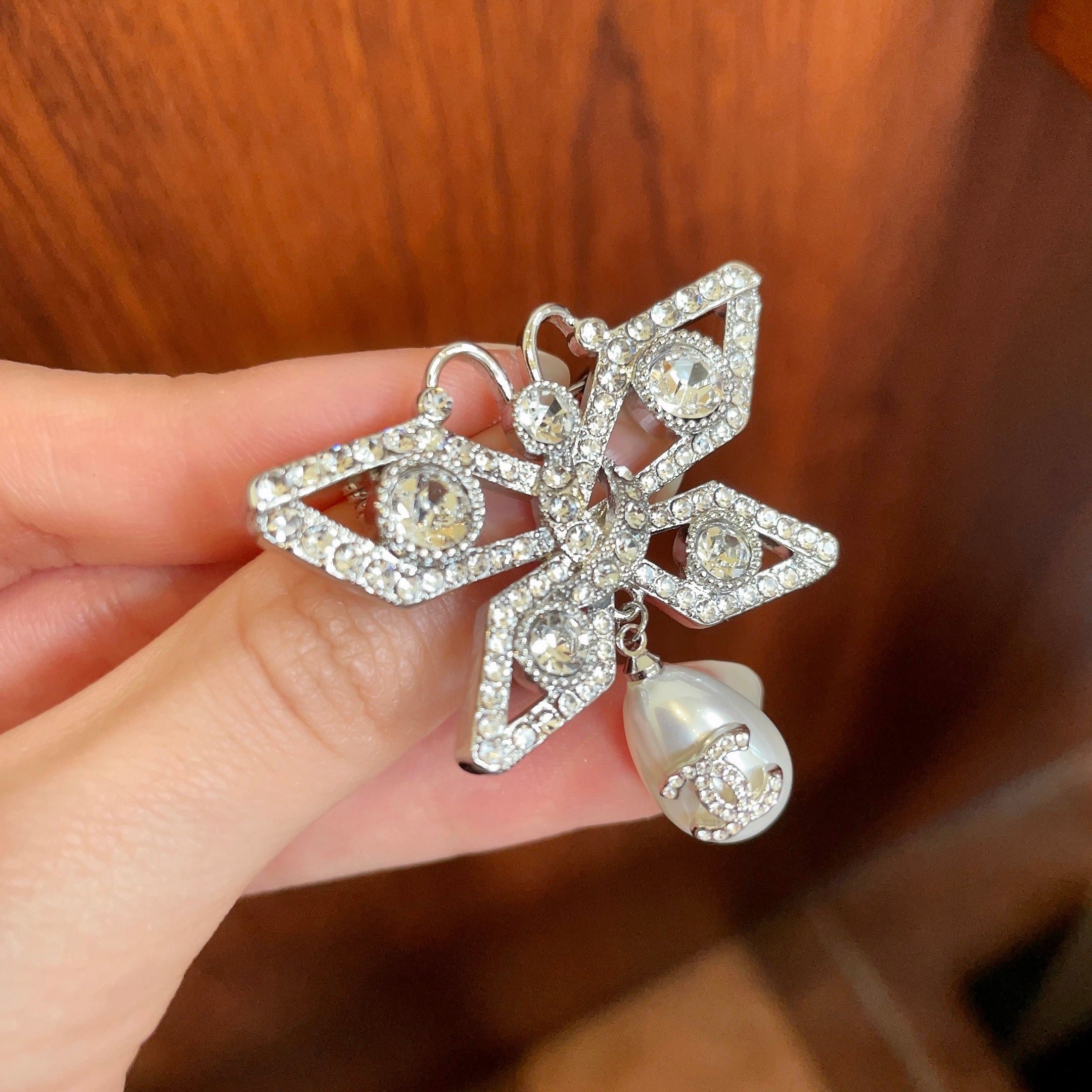 CHANEL 26S DOUBLE C LOGO CRYSTAL BOW PEARL DROP BROOCH 629165