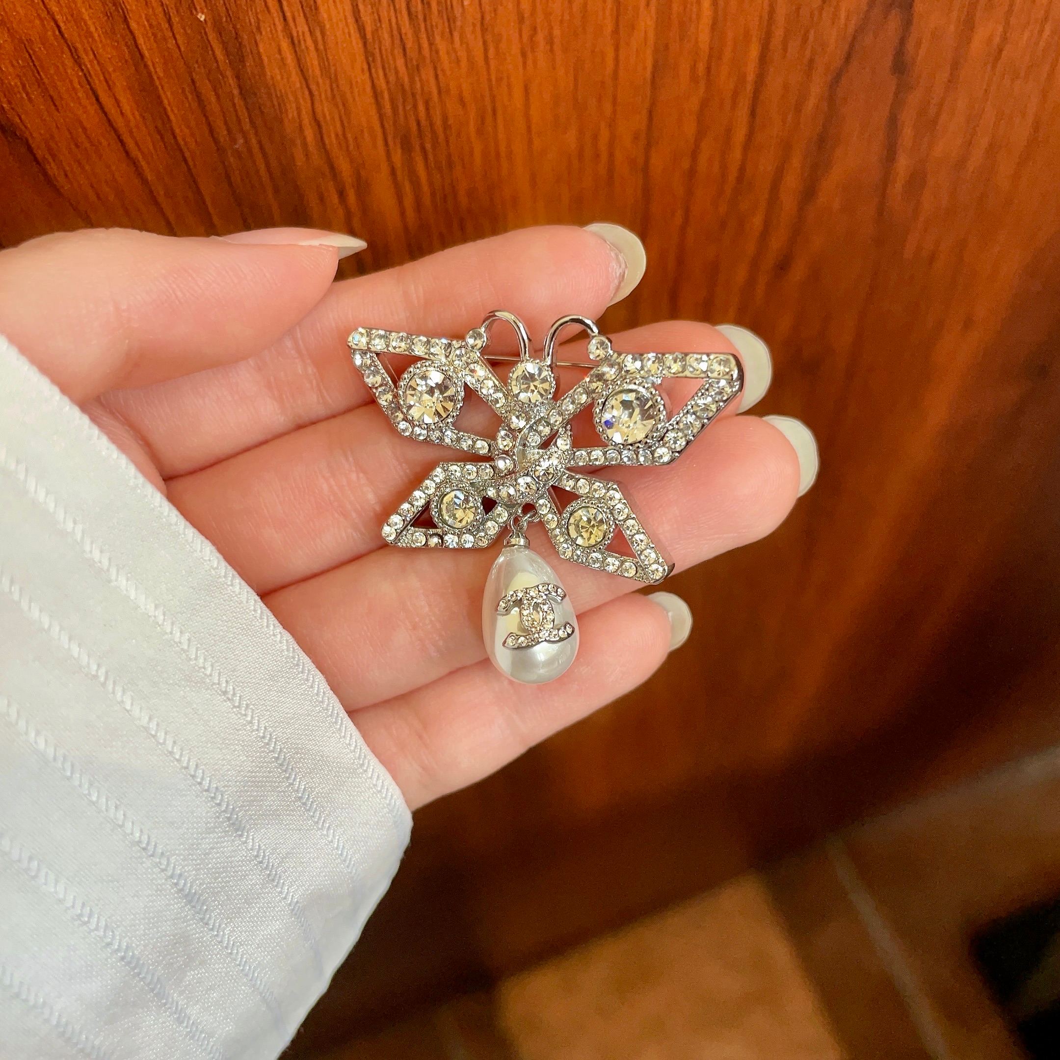 CHANEL 26S DOUBLE C LOGO CRYSTAL BOW PEARL DROP BROOCH 629165