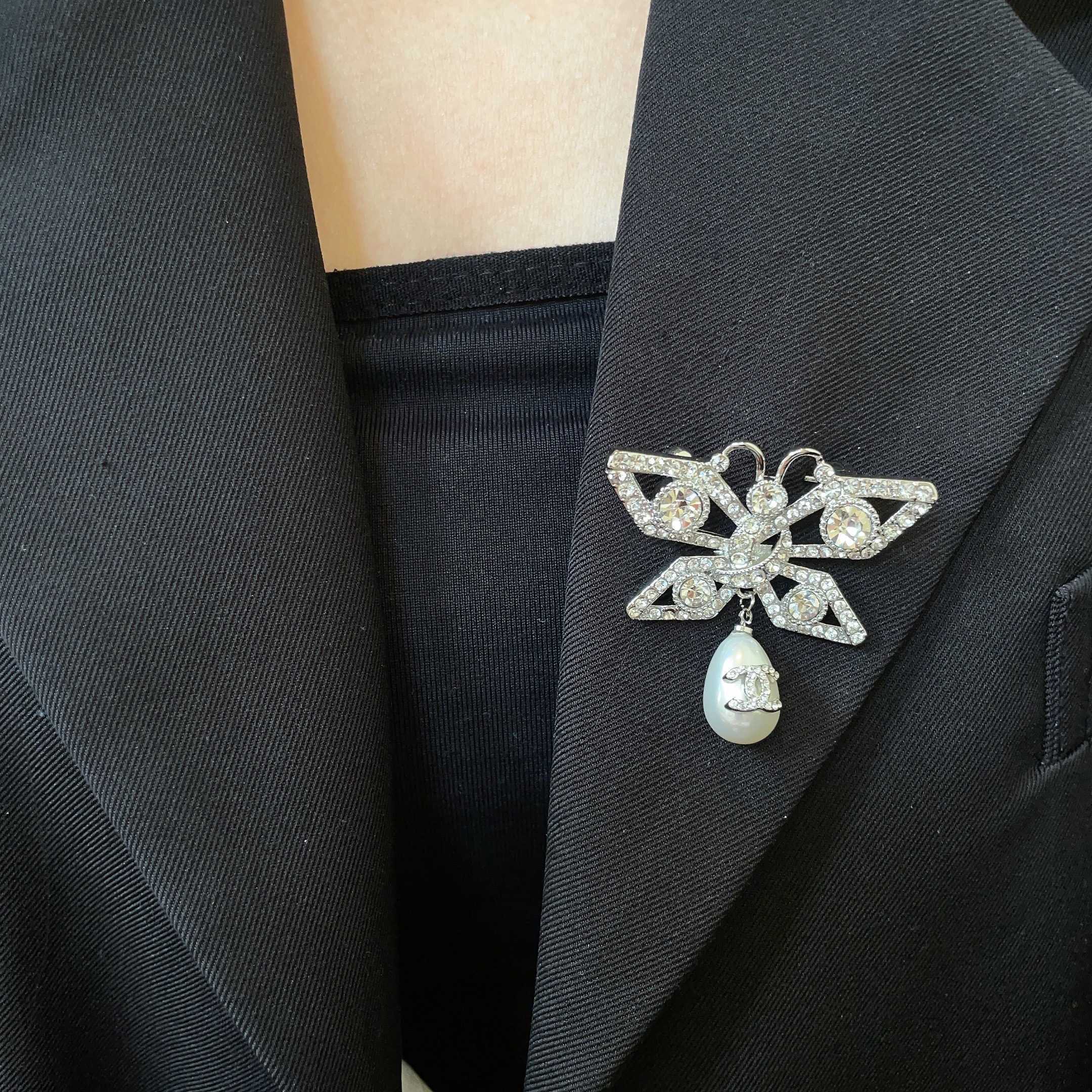 CHANEL 26S DOUBLE C LOGO CRYSTAL BOW PEARL DROP BROOCH 629165