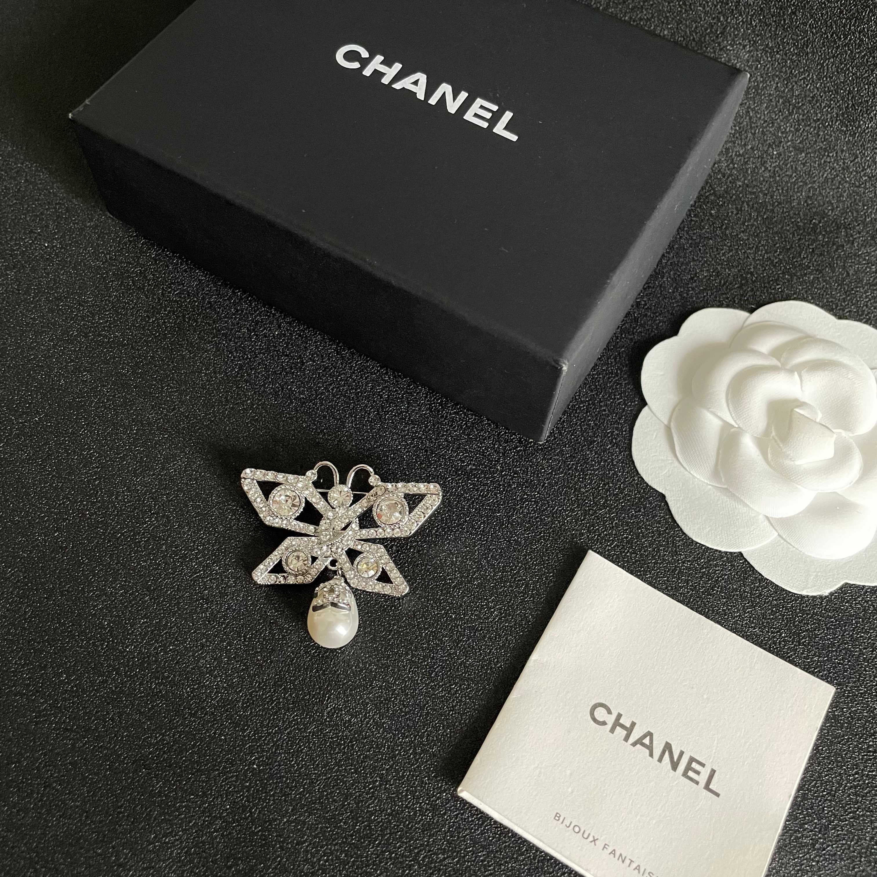 CHANEL 26S DOUBLE C LOGO CRYSTAL BOW PEARL DROP BROOCH 629165