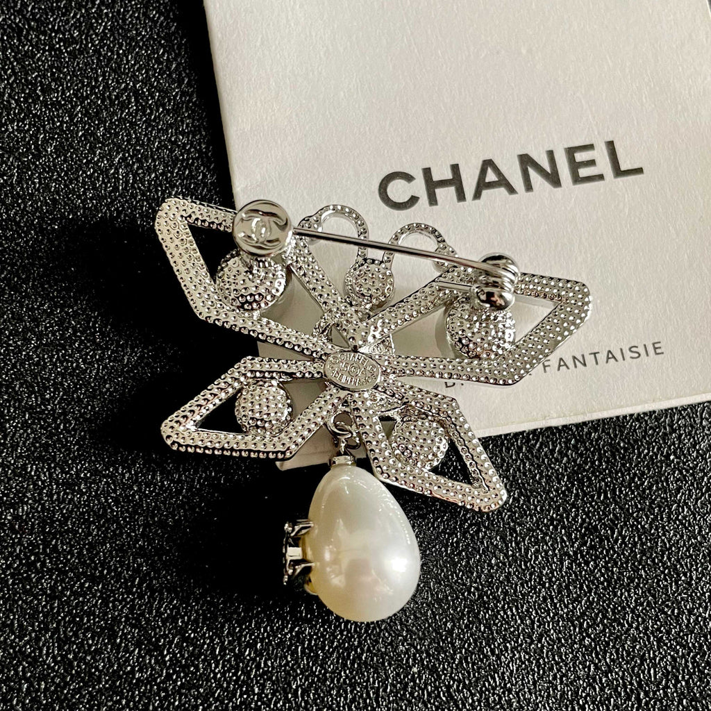 CHANEL 26S DOUBLE C LOGO CRYSTAL BOW PEARL DROP BROOCH 629165
