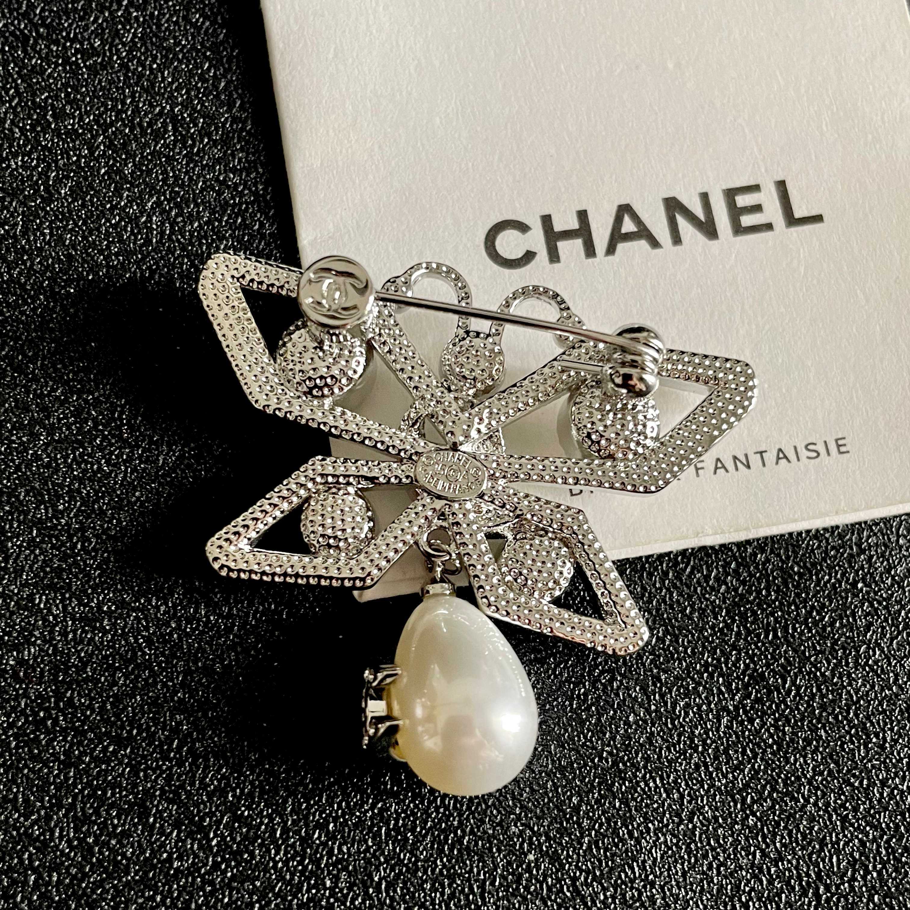 CHANEL 26S DOUBLE C LOGO CRYSTAL BOW PEARL DROP BROOCH 629165