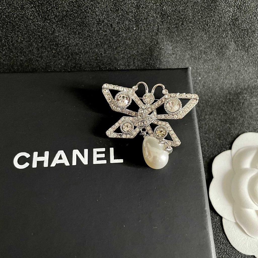 CHANEL 26S DOUBLE C LOGO CRYSTAL BOW PEARL DROP BROOCH 629165