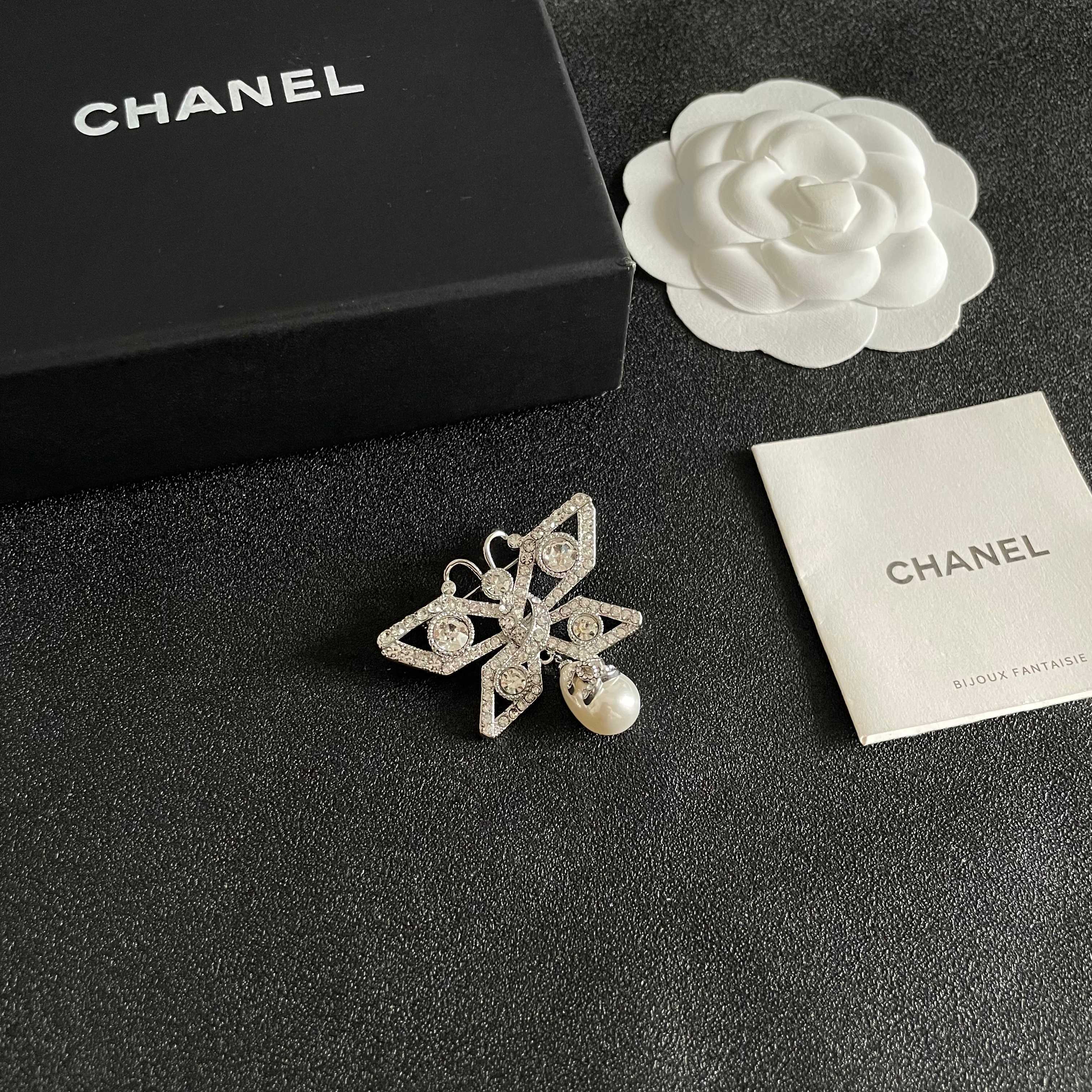 CHANEL 26S DOUBLE C LOGO CRYSTAL BOW PEARL DROP BROOCH 629165