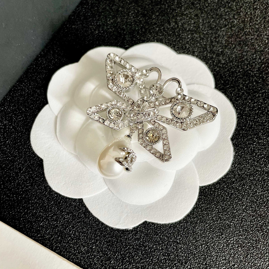 CHANEL 26S DOUBLE C LOGO CRYSTAL BOW PEARL DROP BROOCH 629165