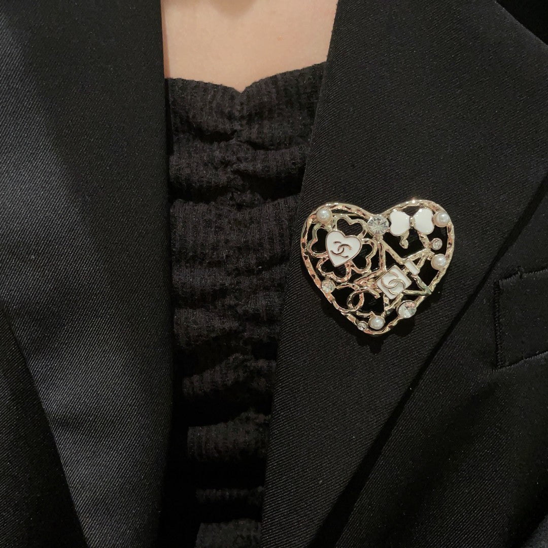 CHANEL 26S DOUBLE C LOGO WHITE ENAMEL HEART PEARL & CRYSTAL BROOCH IN GOLD METAL 629166